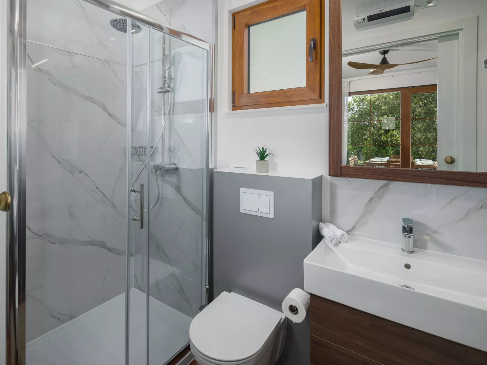 Luxury Bay Villa with private hot tub-Drinnen