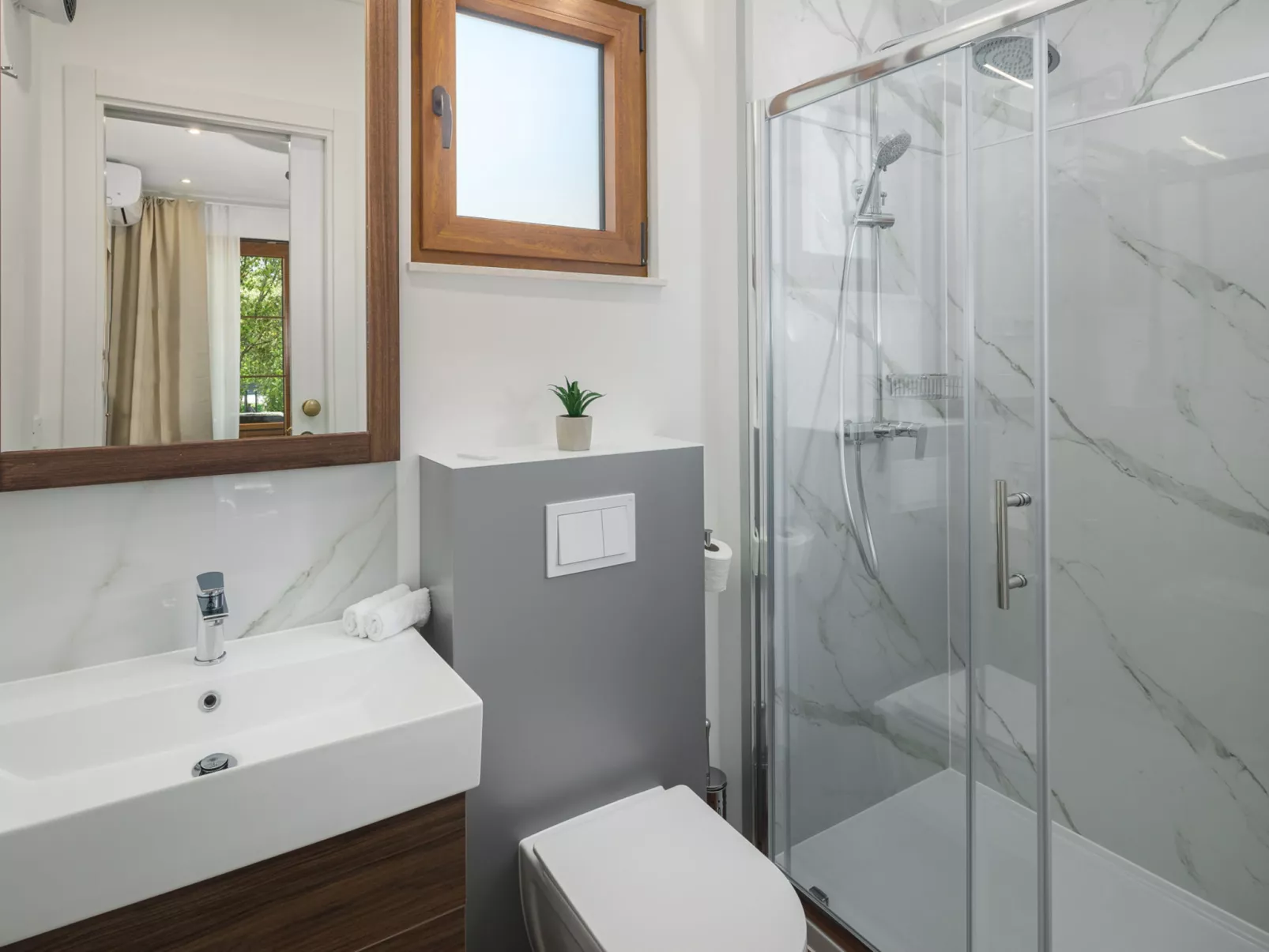 Luxury Bay Villa with private hot tub-Drinnen