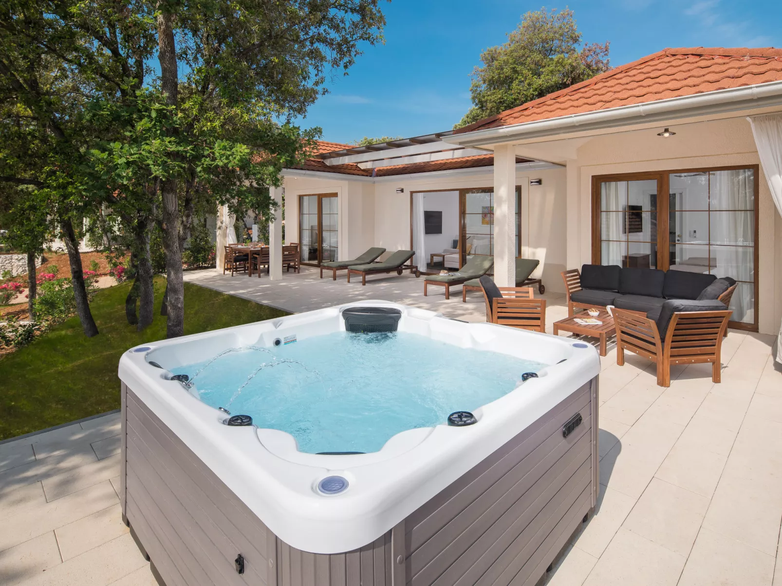 Luxury Bay Villa with private hot tub-Draußen