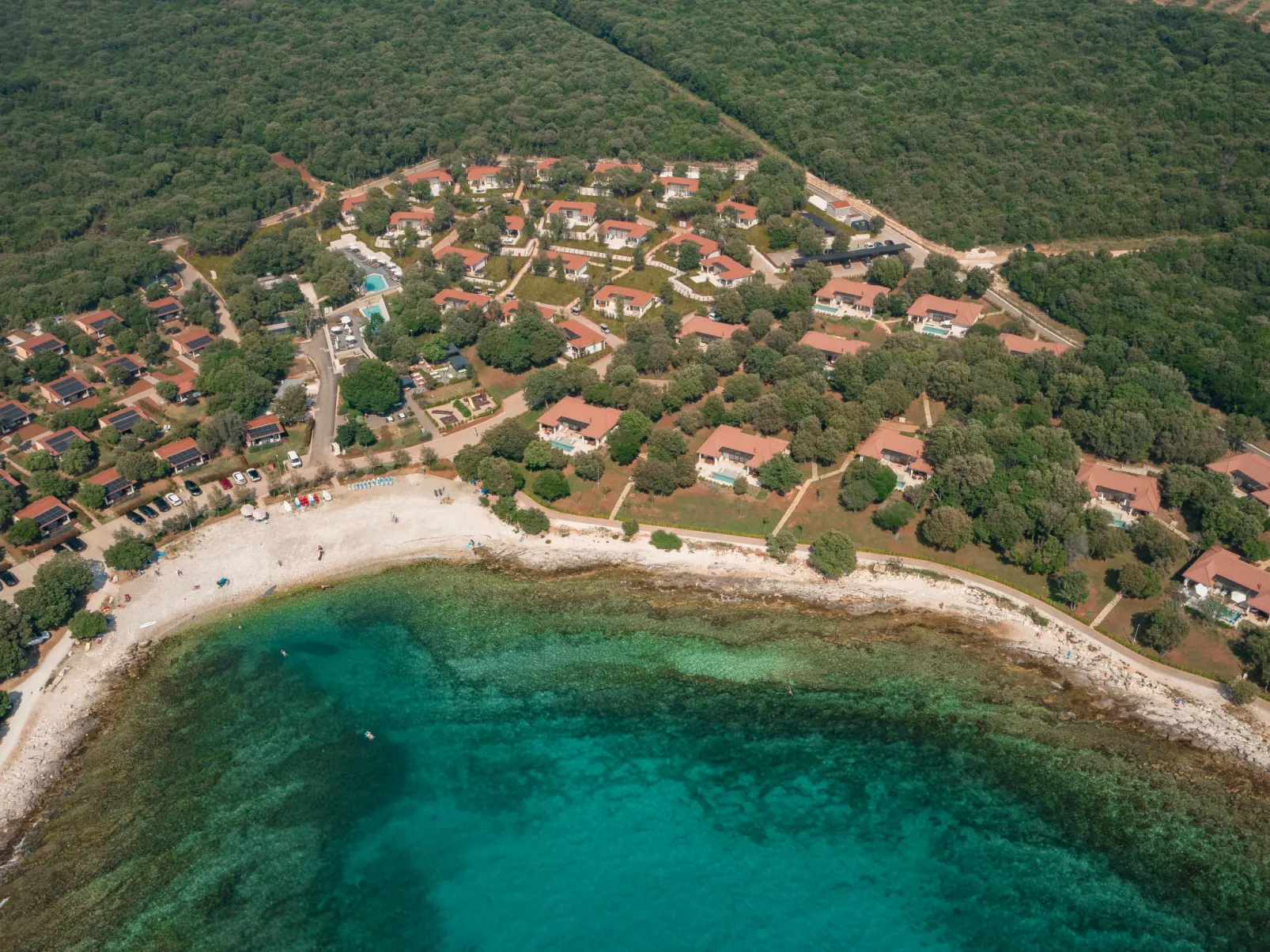 Luxury Bay Villa with private hot tub-Drinnen