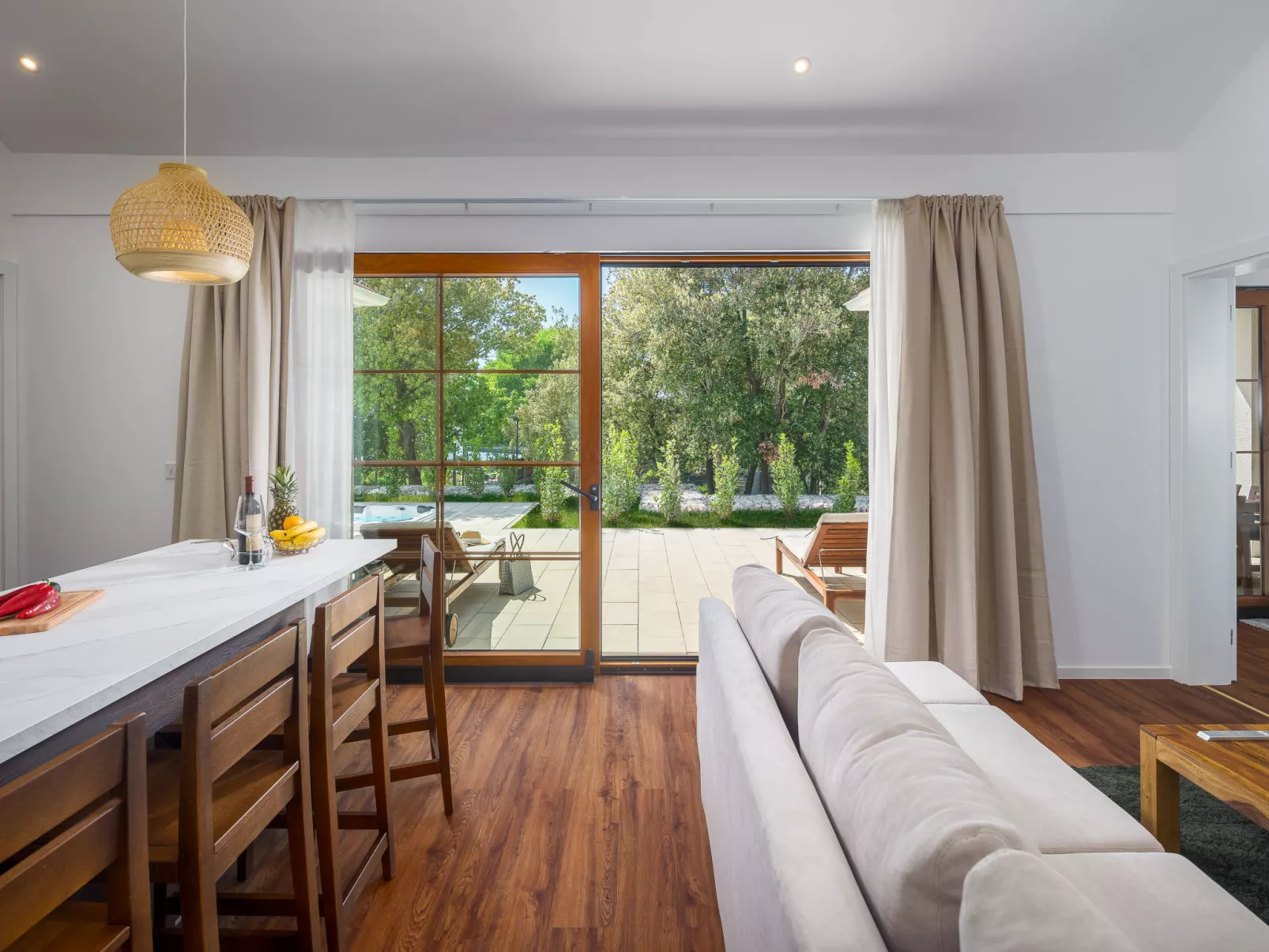 Luxury Bay Villa with private hot tub-Dedans