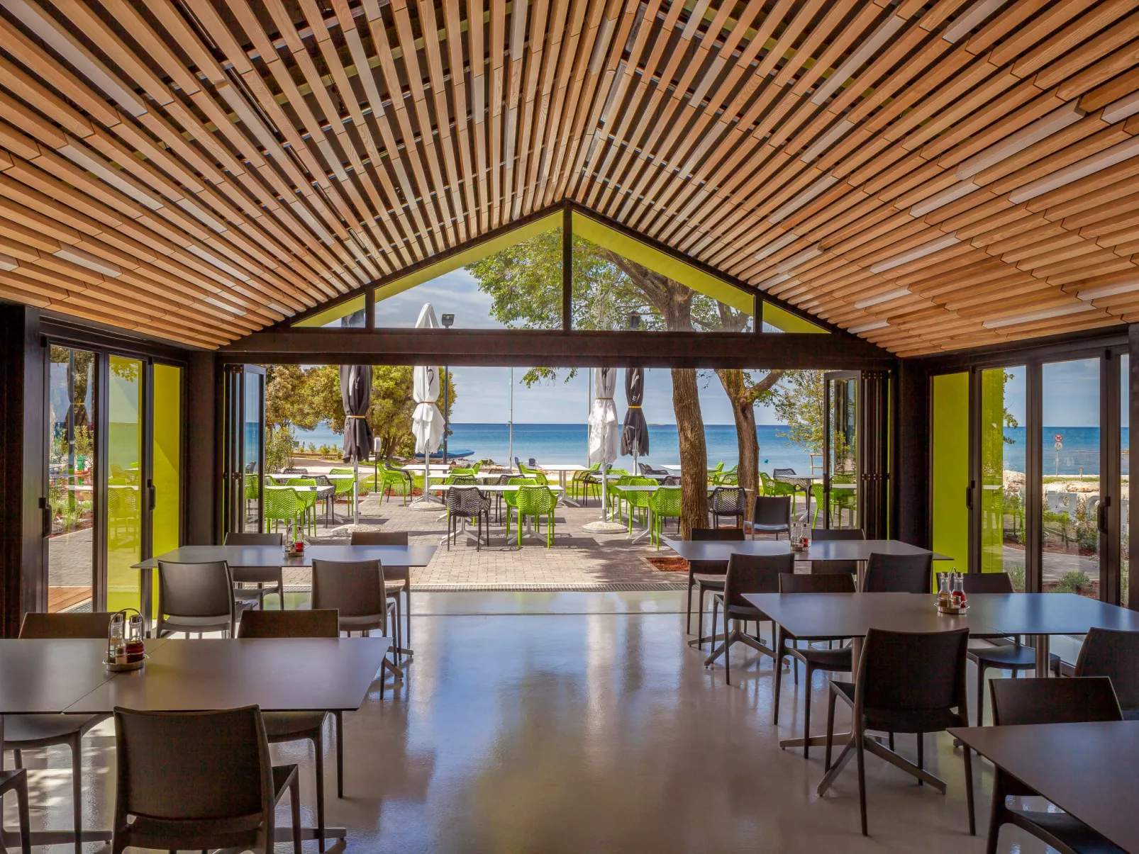 Luxury Bay Villa with private hot tub-Dedans