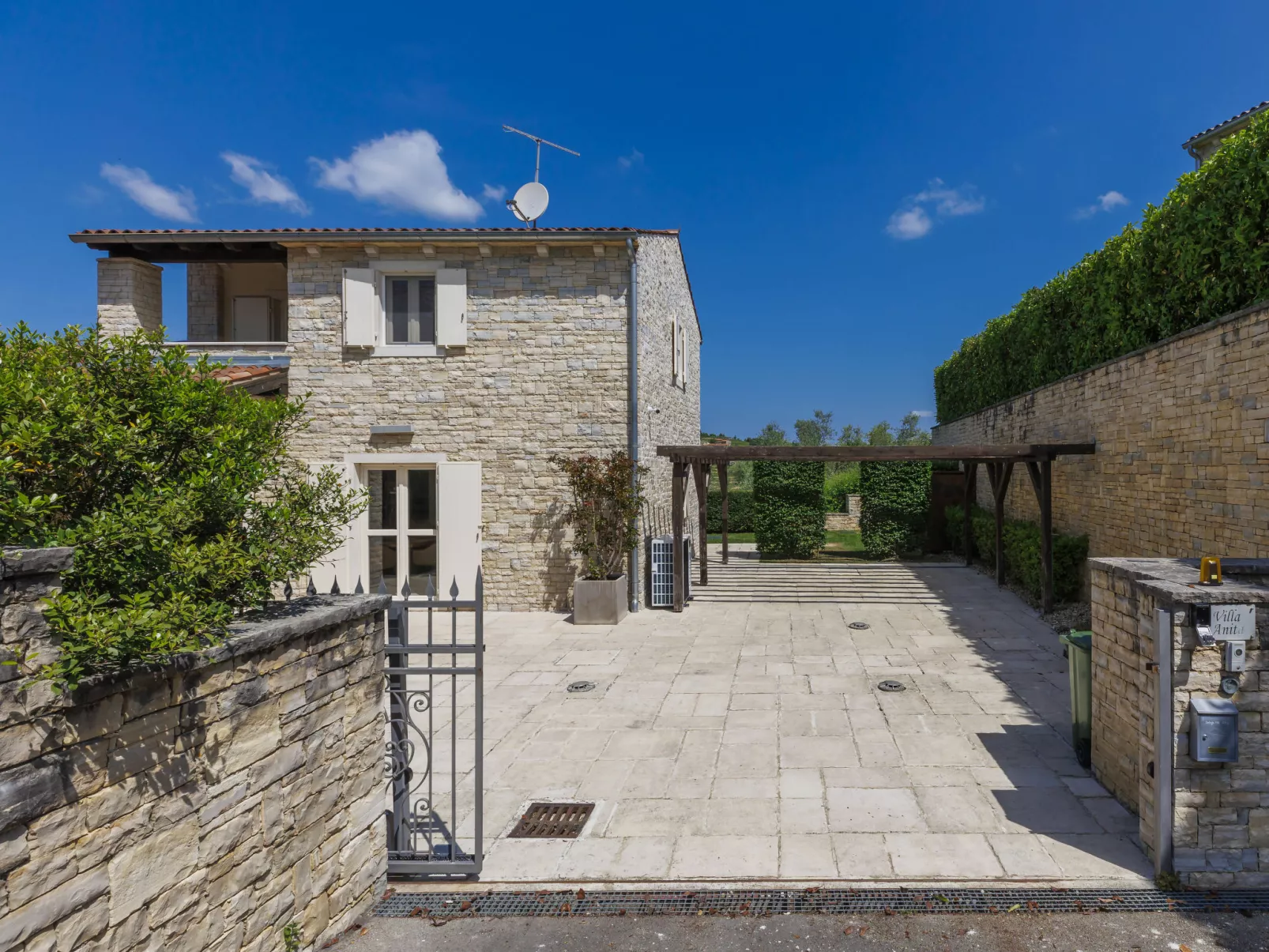 Villa Anita-Outside