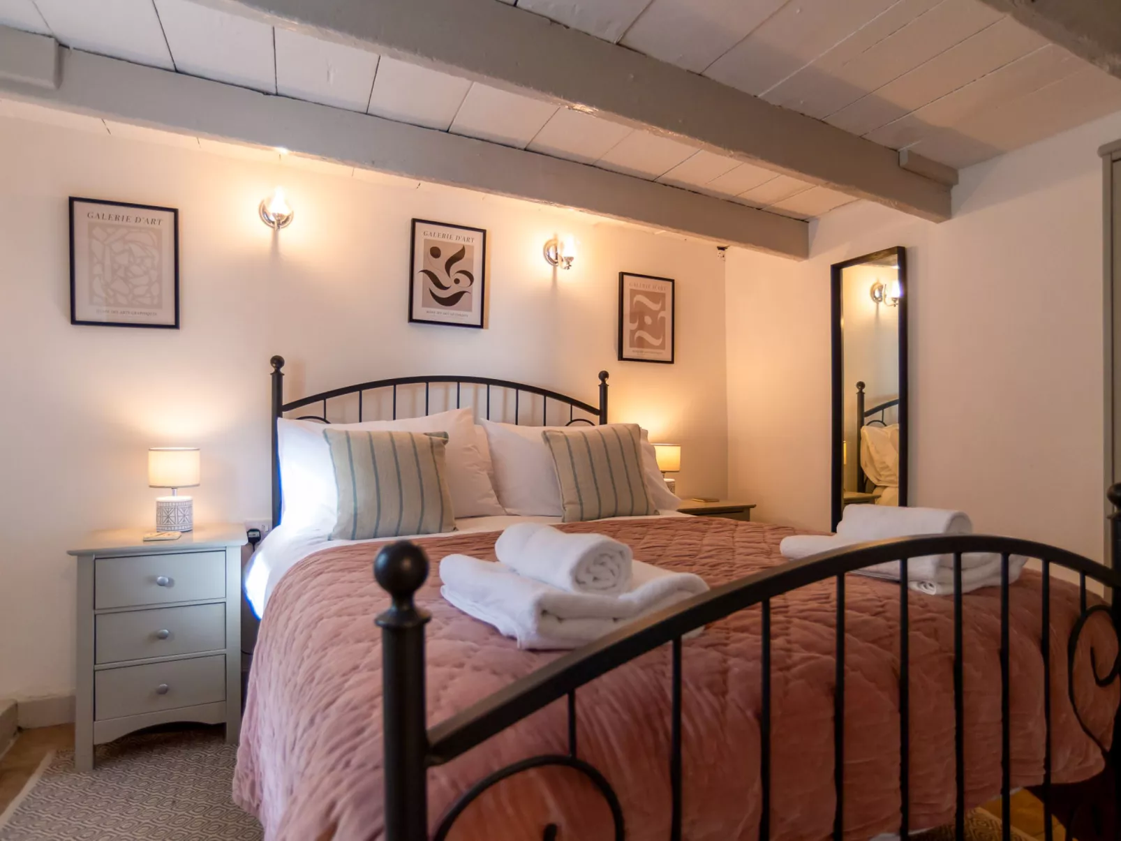 Issey Cottage-Inside