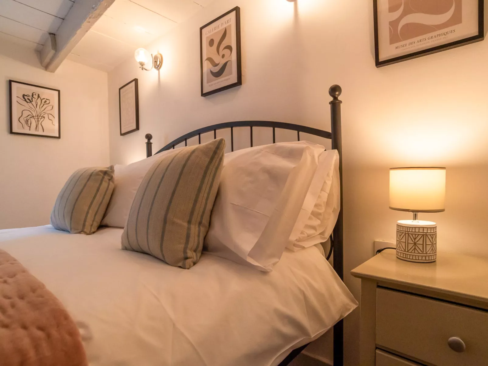 Issey Cottage-Inside