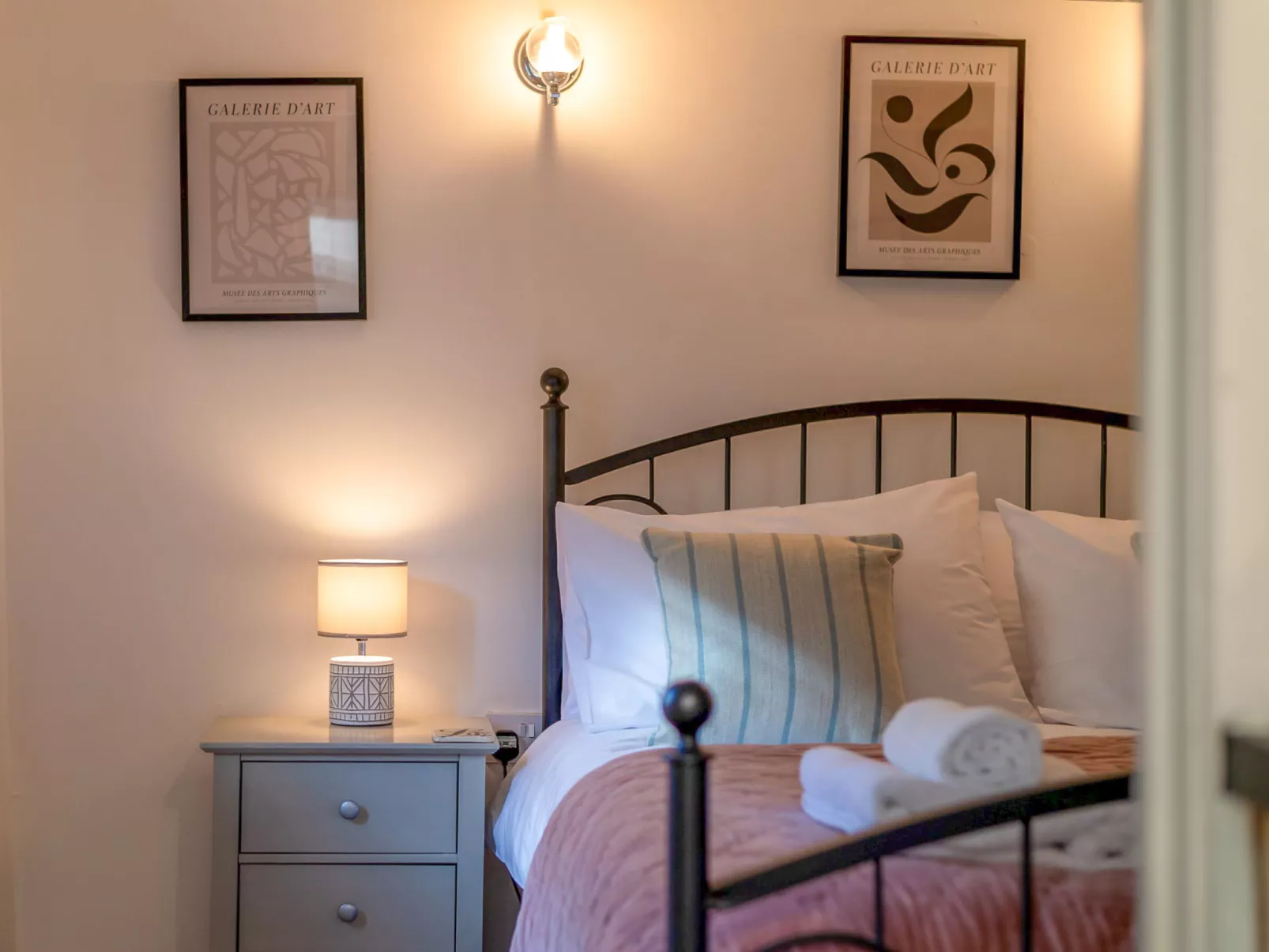 Issey Cottage-Inside