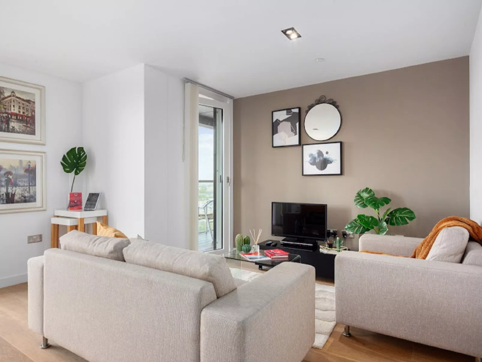 Avant-Garde, Shoreditch-Inside