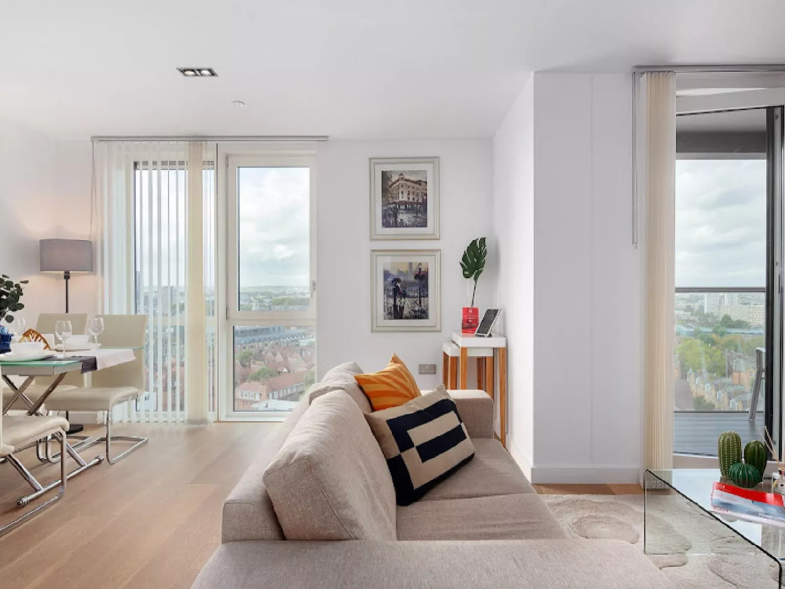 Avant-Garde, Shoreditch-Inside