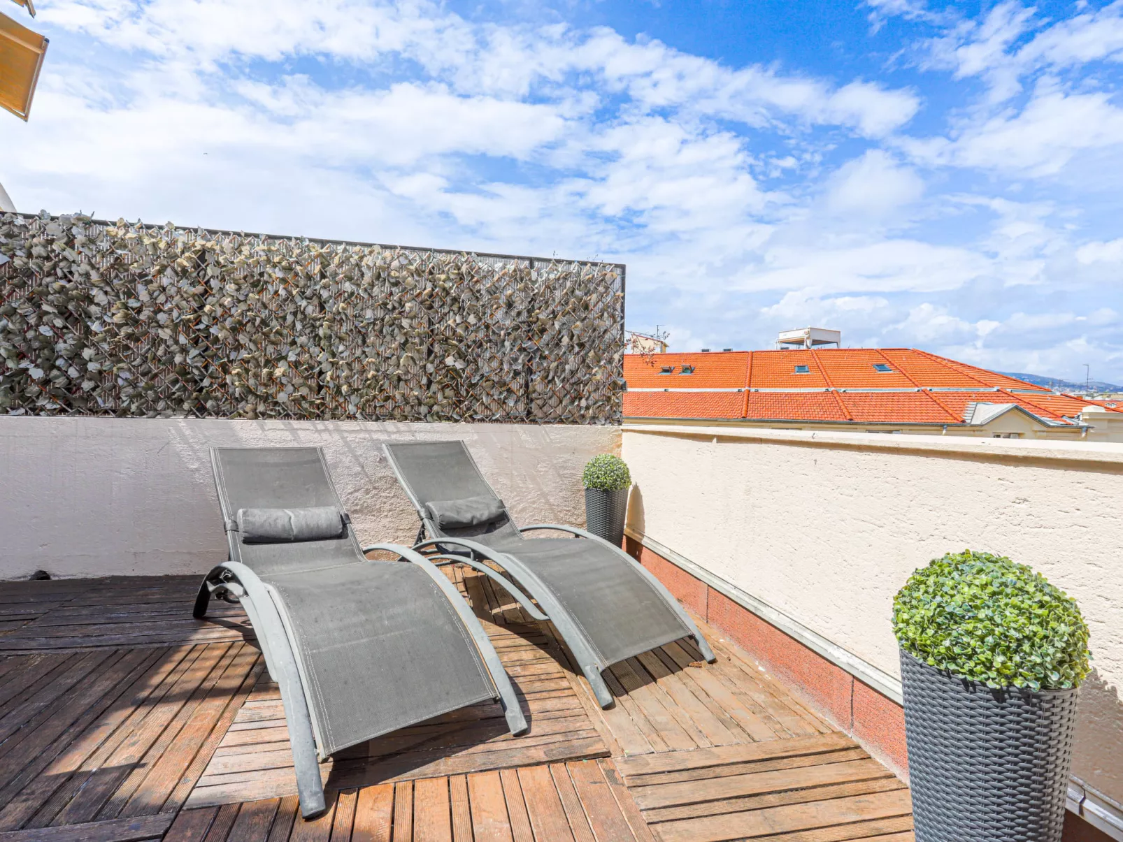Les terrasses de l'Escurial-Outside