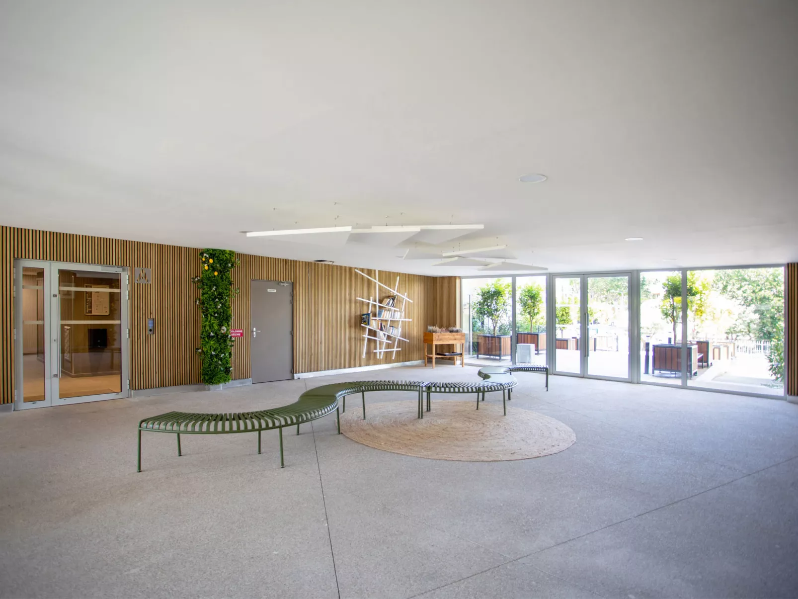 Rive de Cagnes-Inside