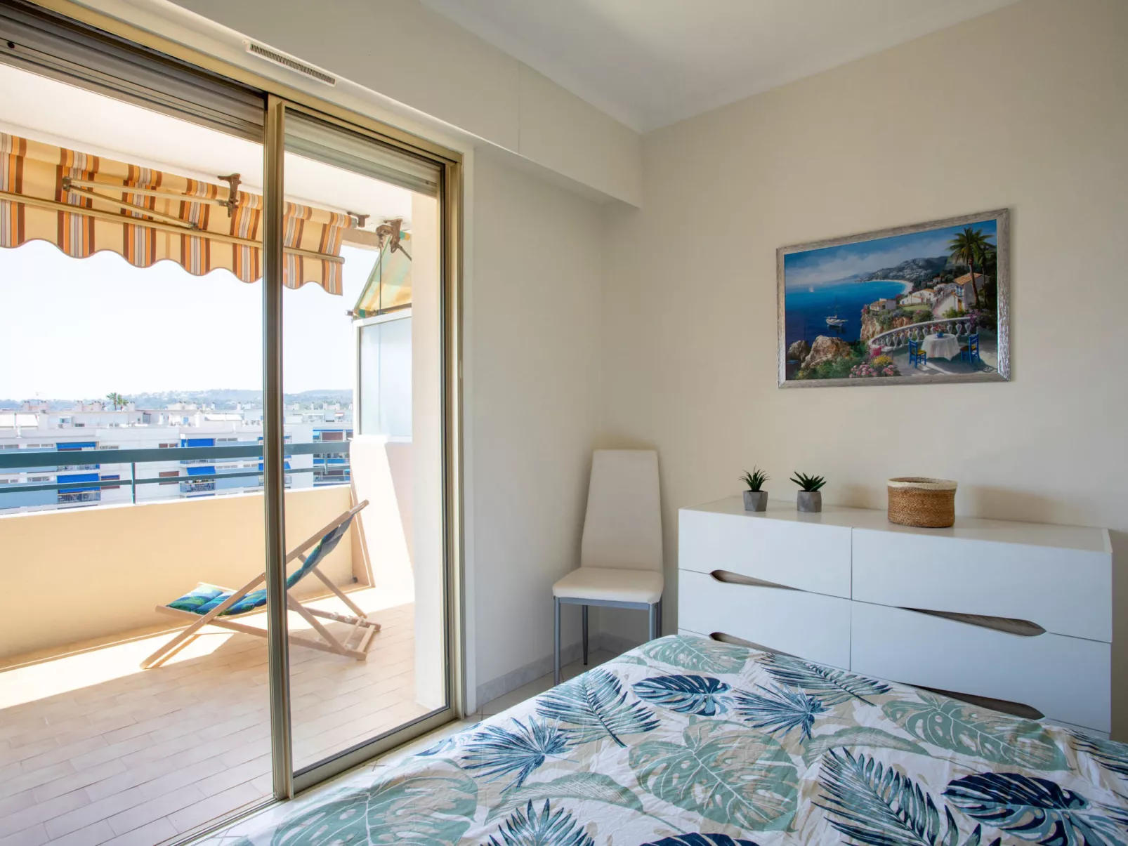 Le Cagnes Beach-Inside