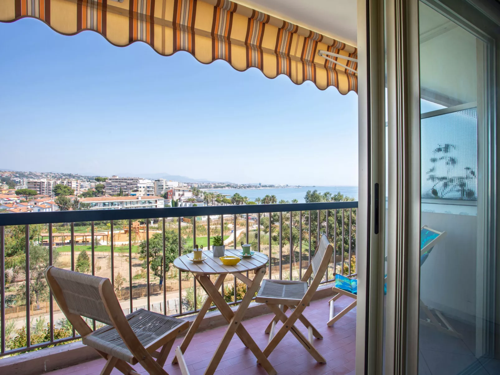 Le Cagnes Beach-Outside