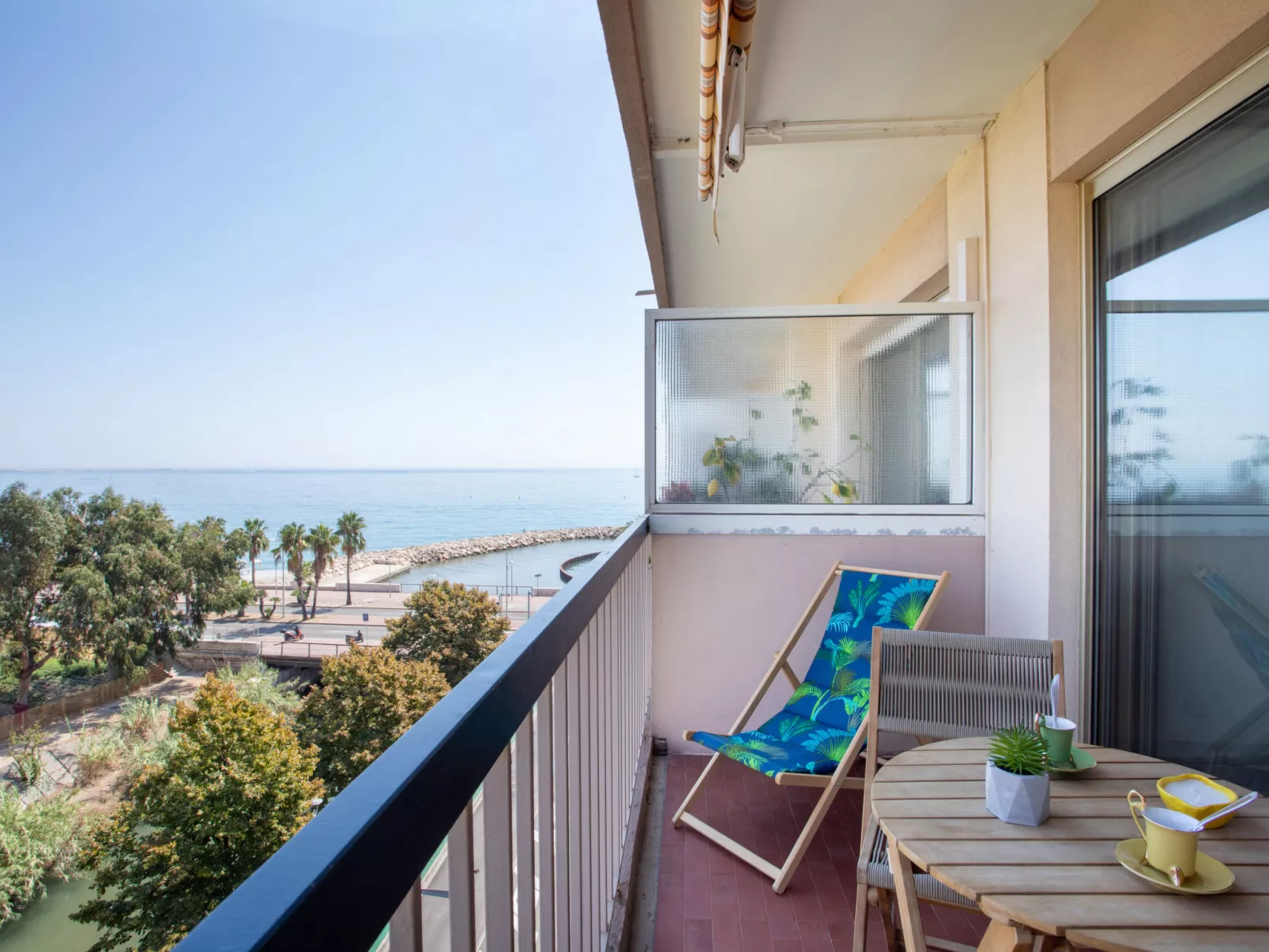 Le Cagnes Beach-Outside