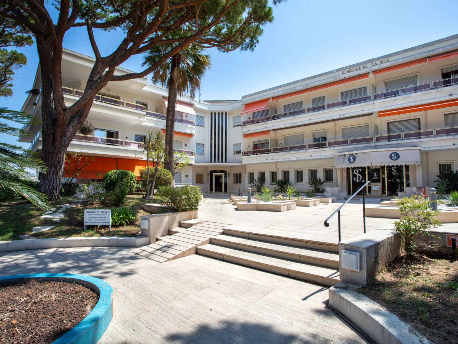 Le corail-Outside