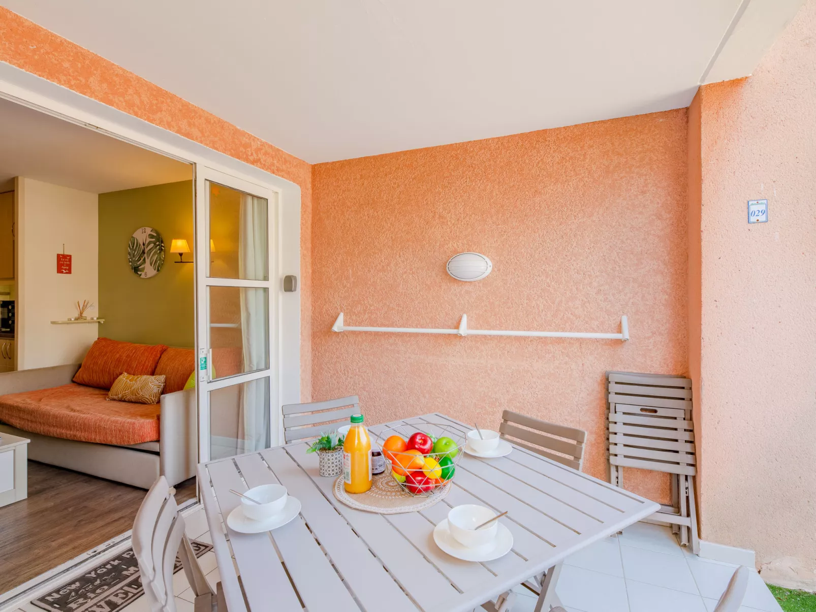L'Esquinade J3 029-Draußen