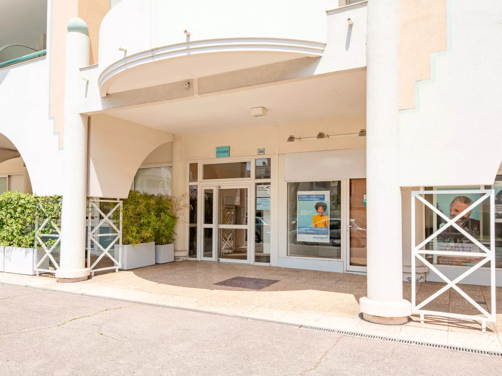 Le Cesarée-Outside