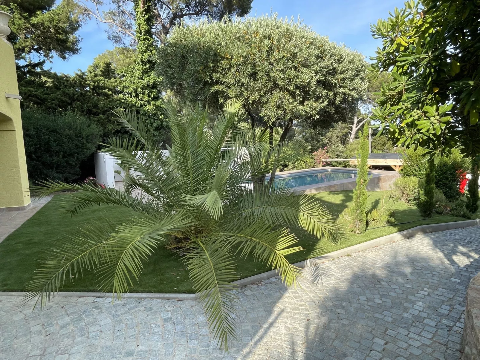 La Scarlett 1-Outside