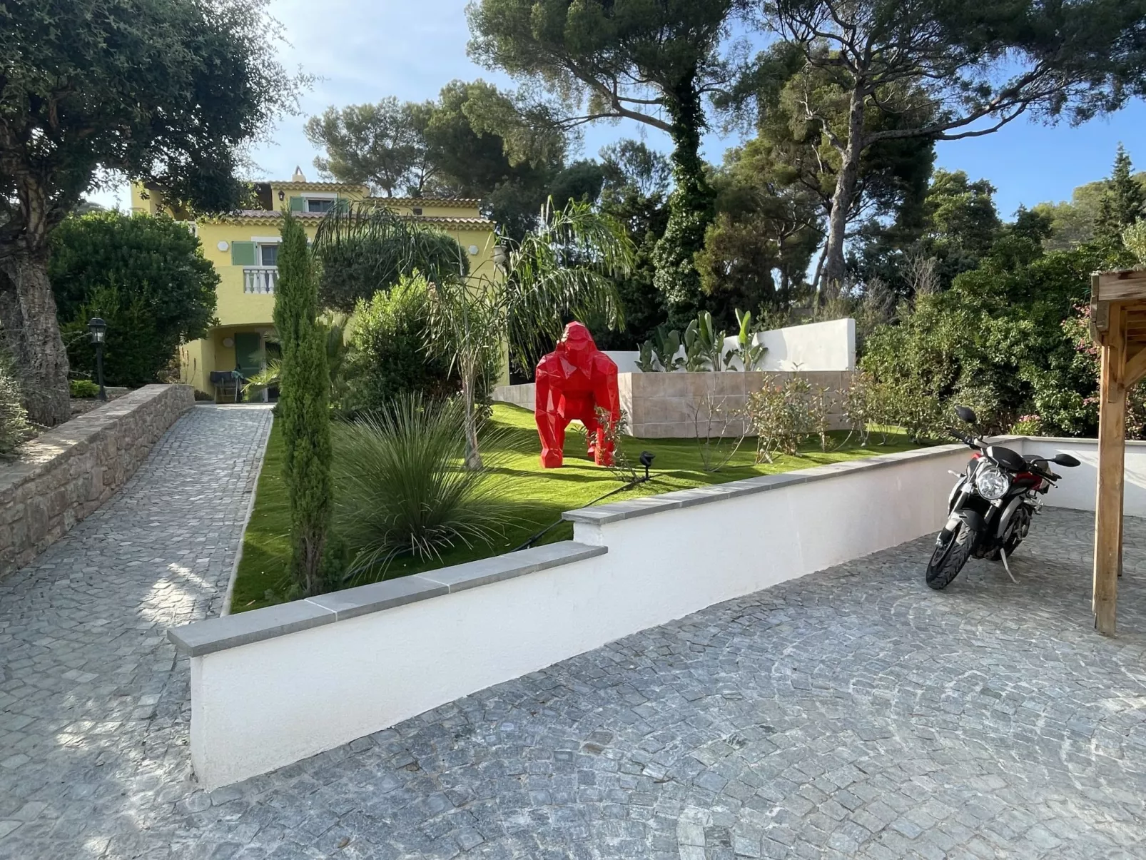 La Scarlett 1-Outside
