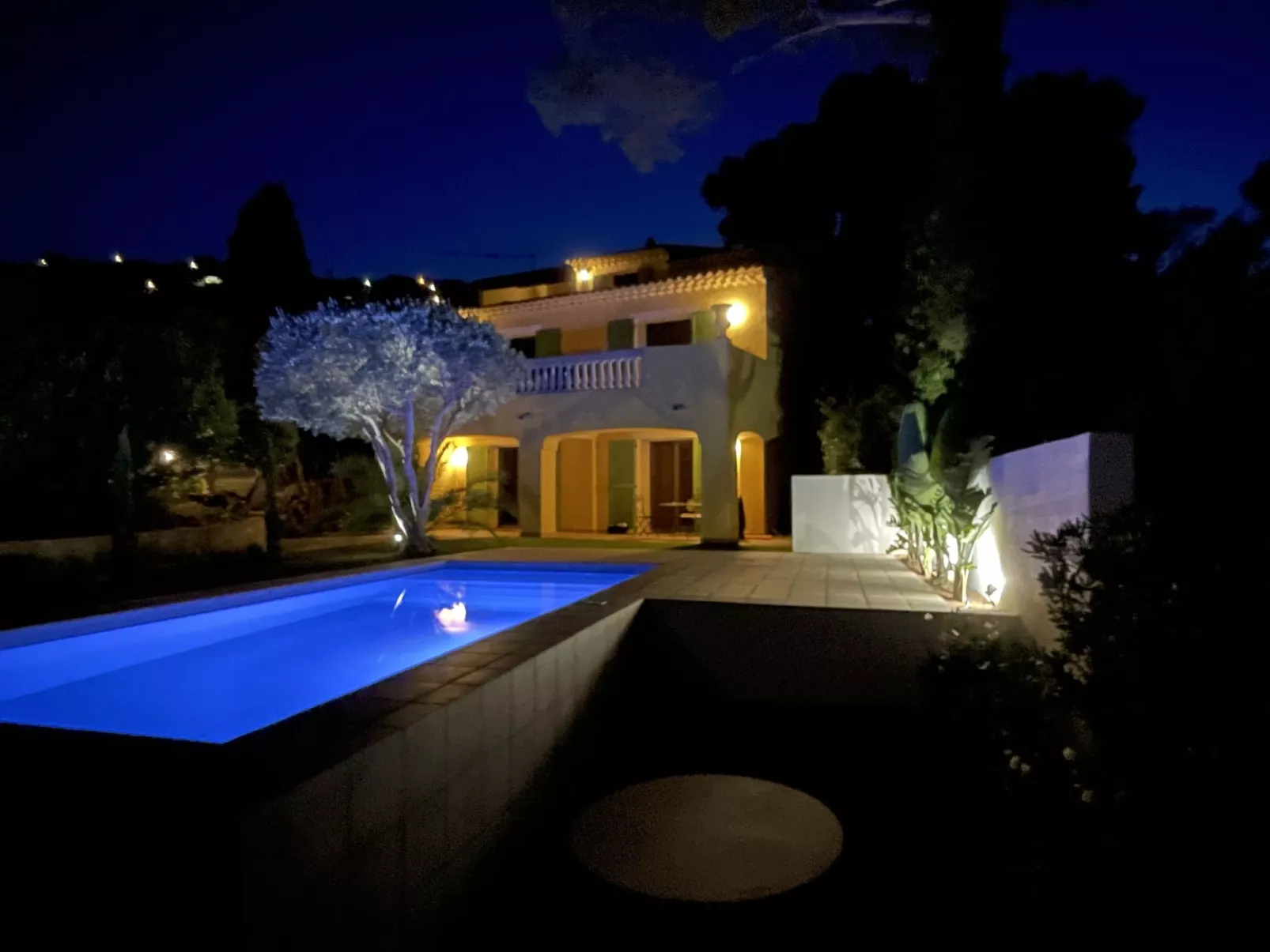 La Scarlett 1-Outside