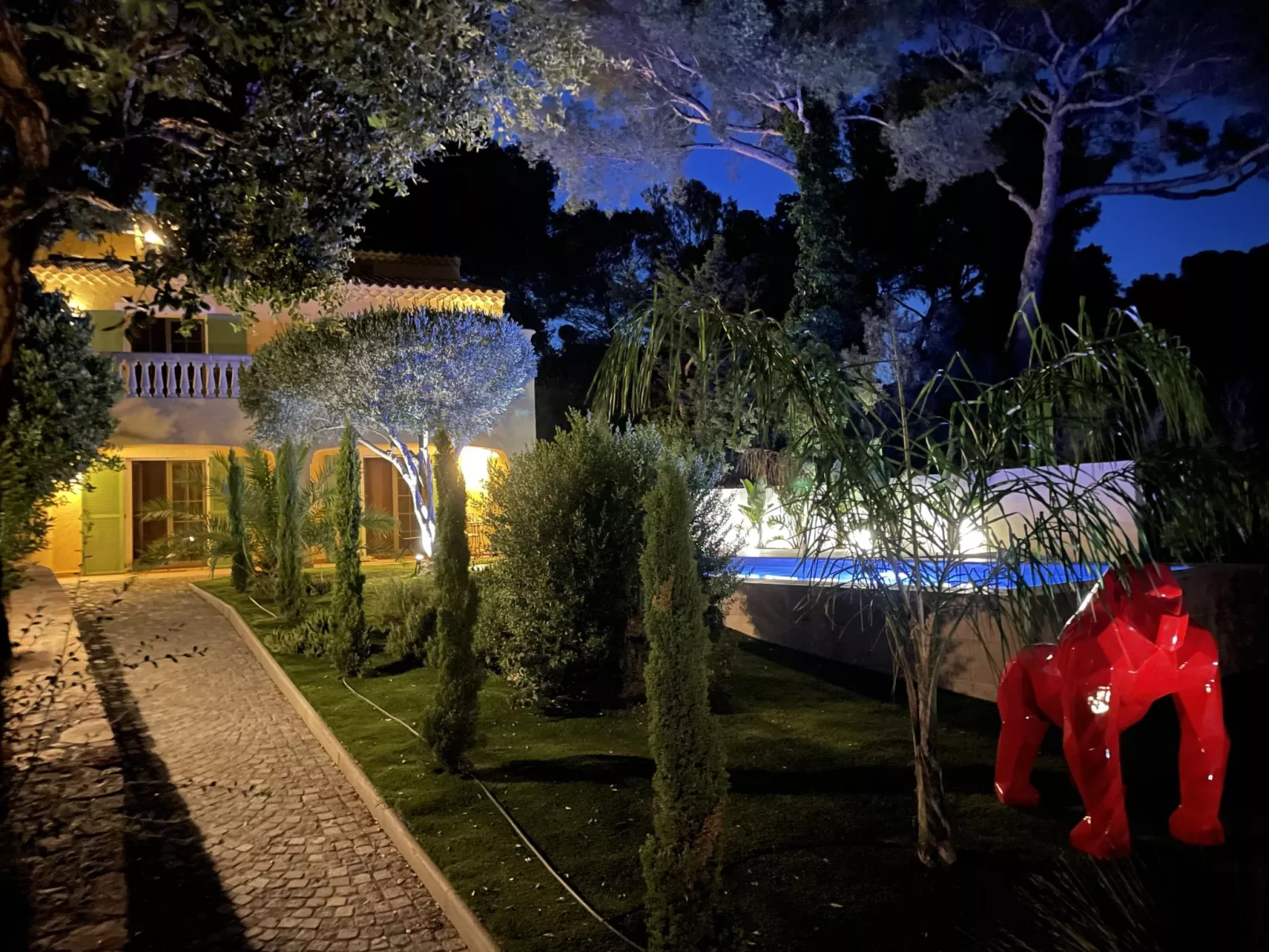La Scarlett 1-Outside