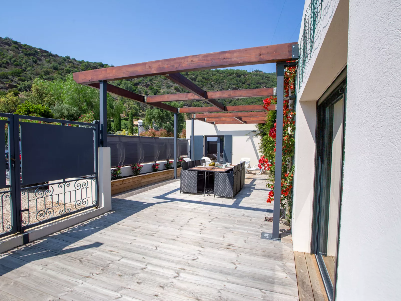 Maison Flocy-Outside