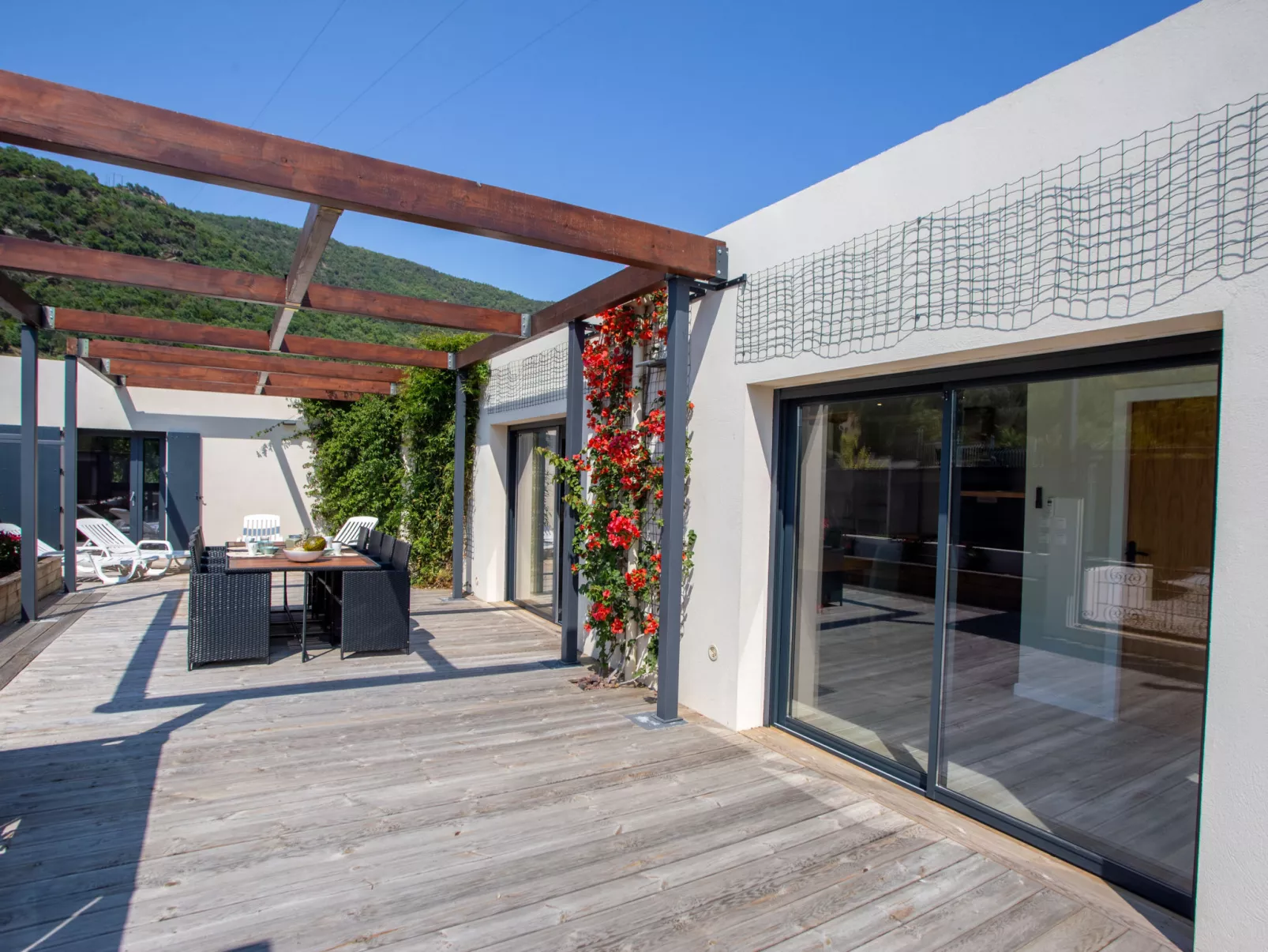 Maison Flocy-Outside