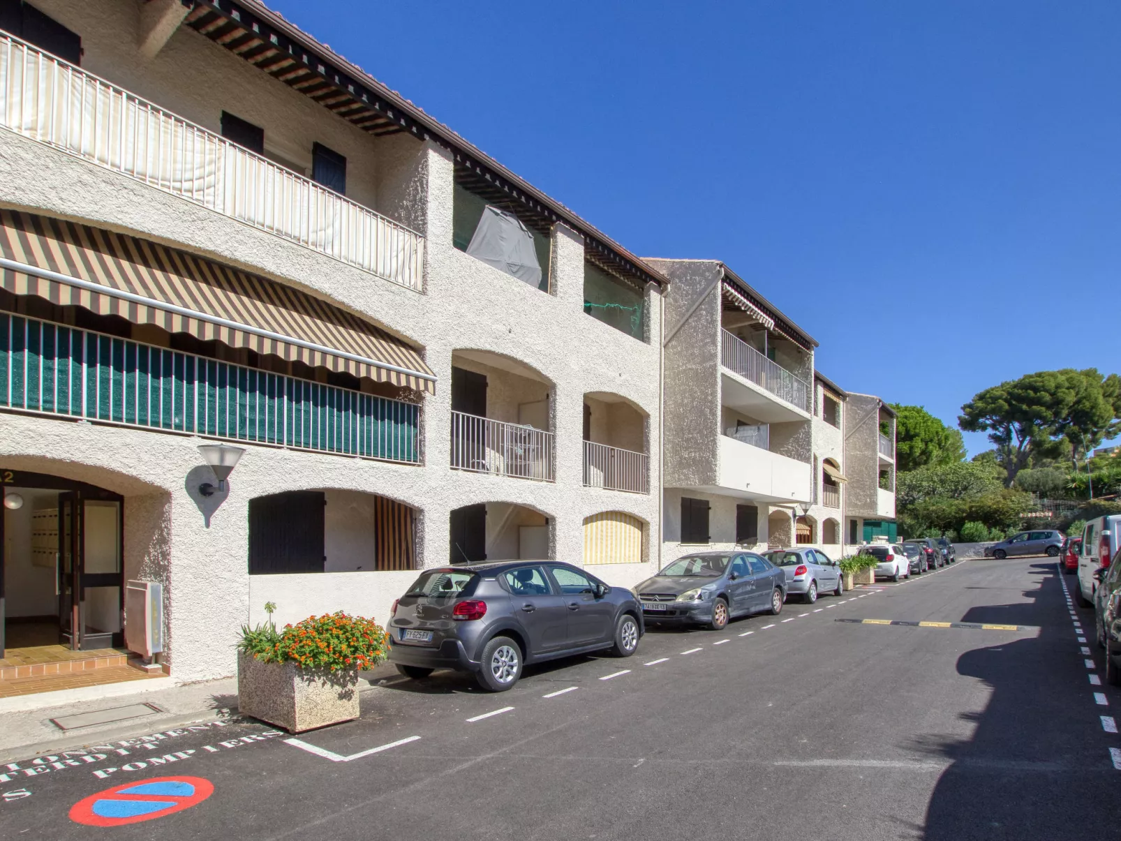 Les Aigues Marines-Outside