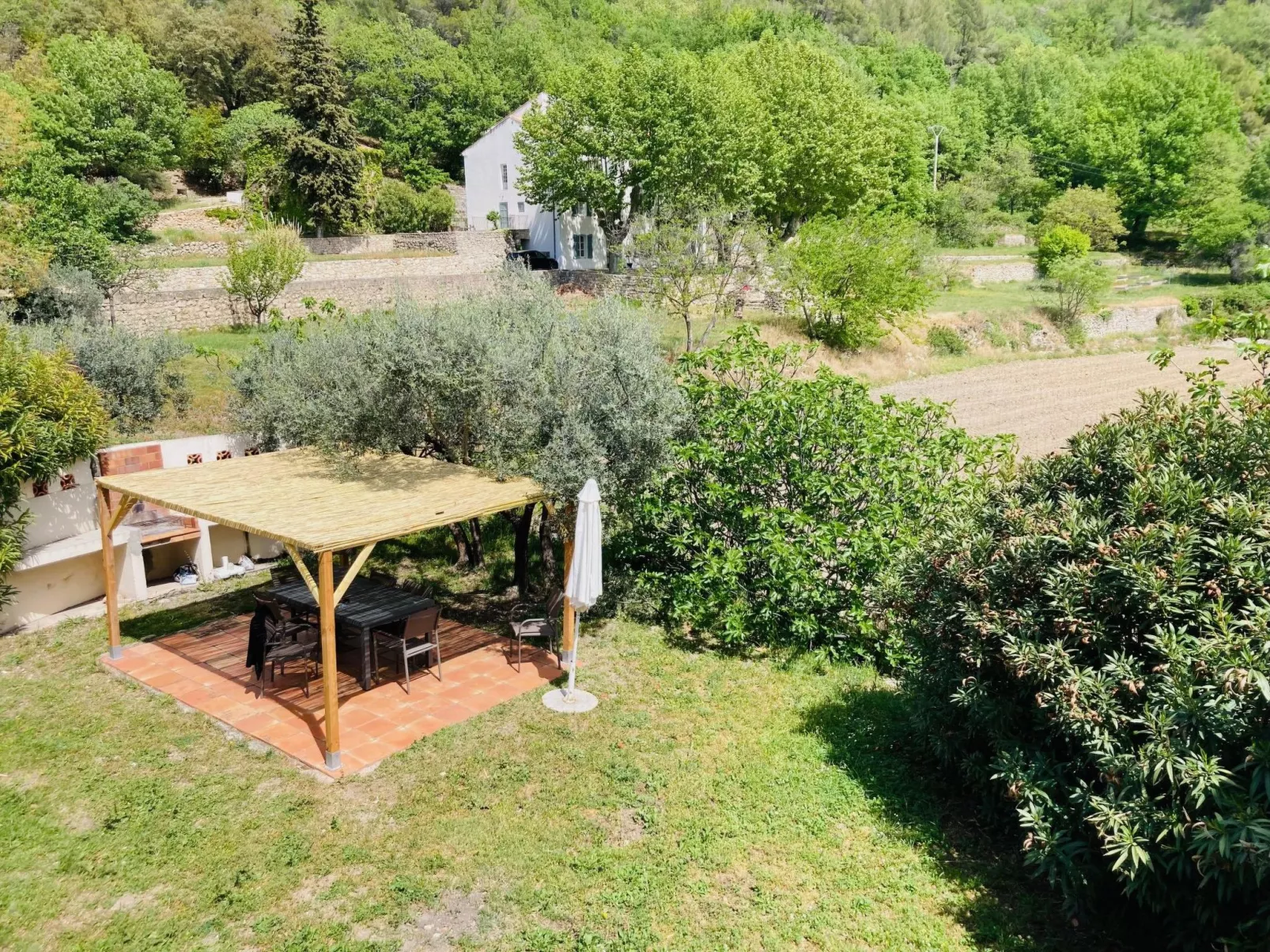 Les Grenaches-Outside