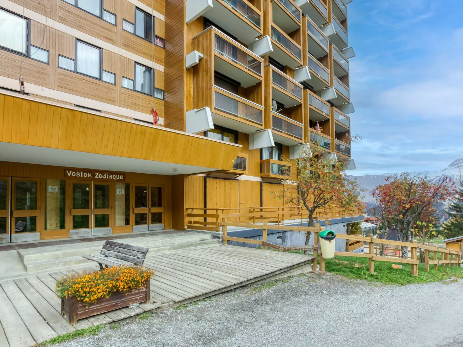 Vostok Zodiaque-Outside