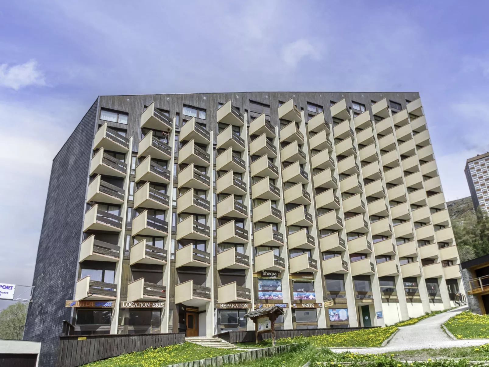 808 Grande Masse-Outside