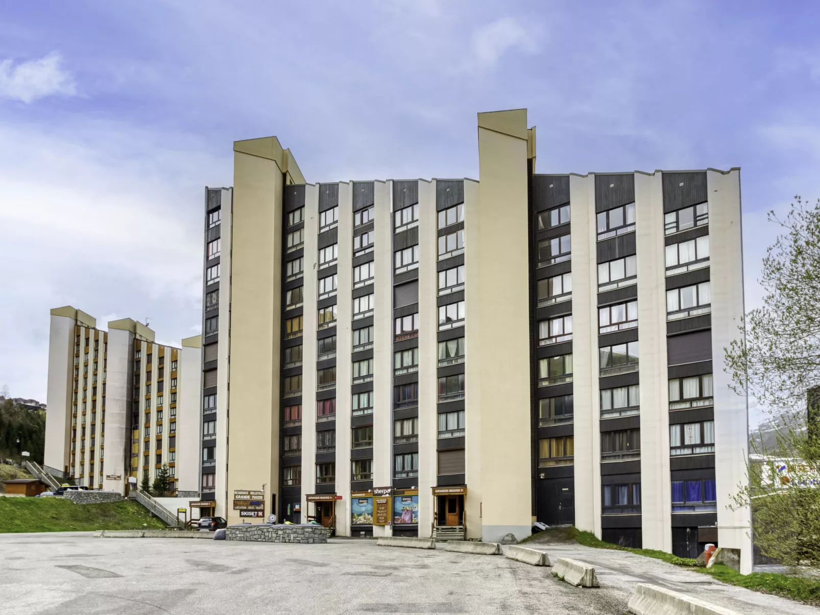 808 Grande Masse-Outside