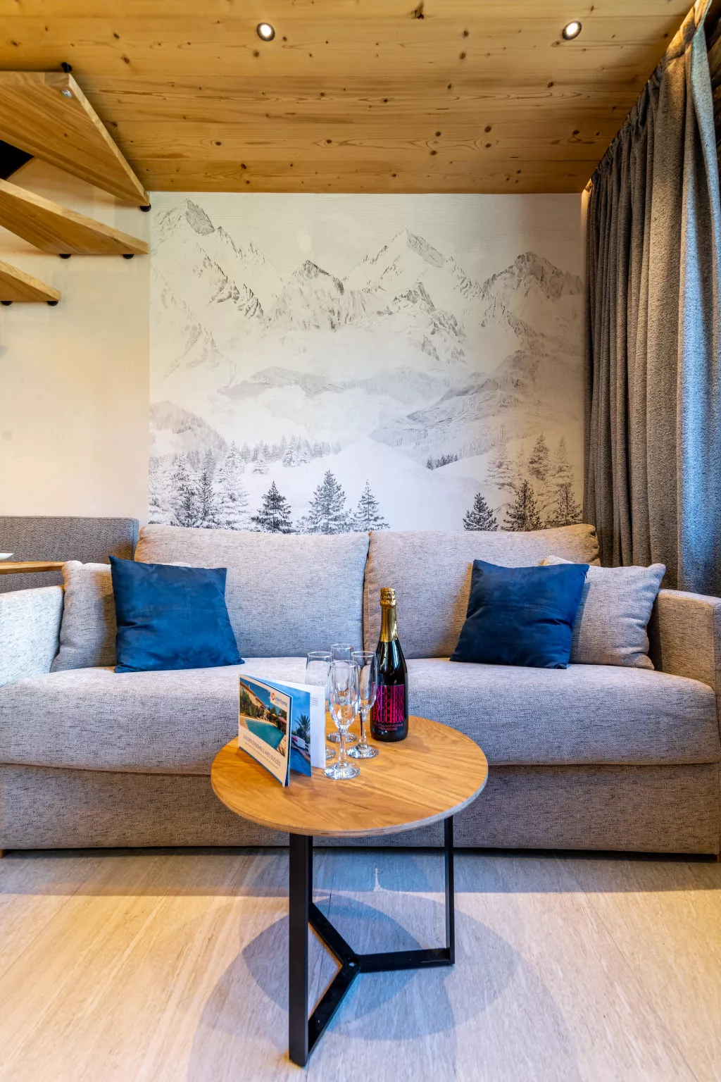 Rond Point des Pistes (Val Claret)-Drinnen