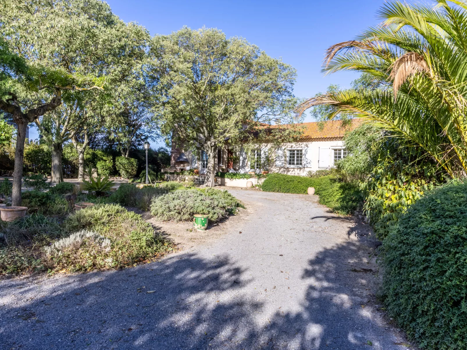 Le Clos Saint Emilie (Tennis & piscine)-Dehors