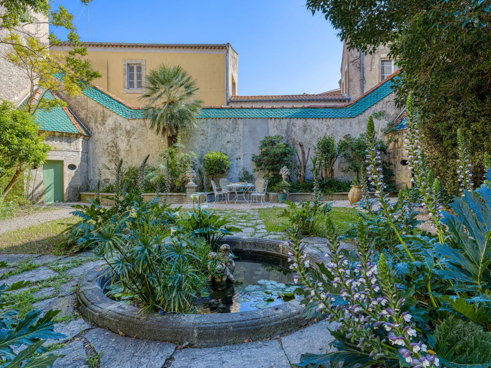 Centre Historique-Outside