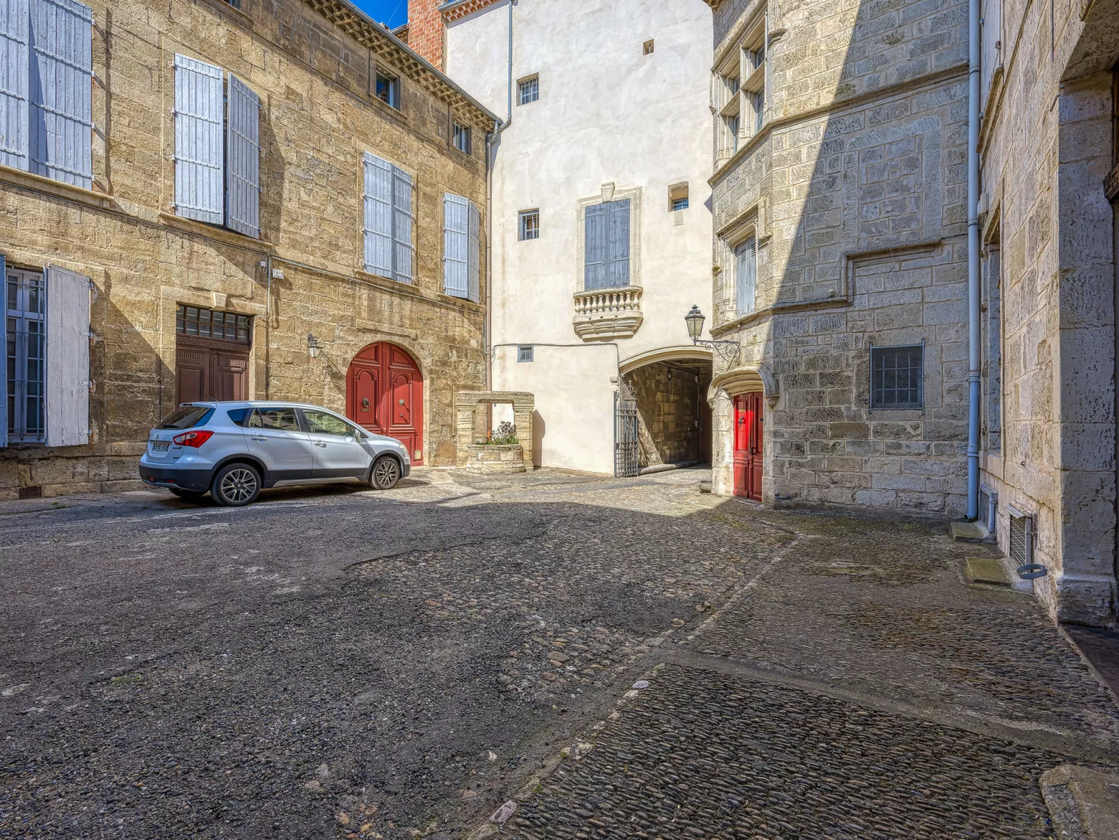 Centre Historique-Outside
