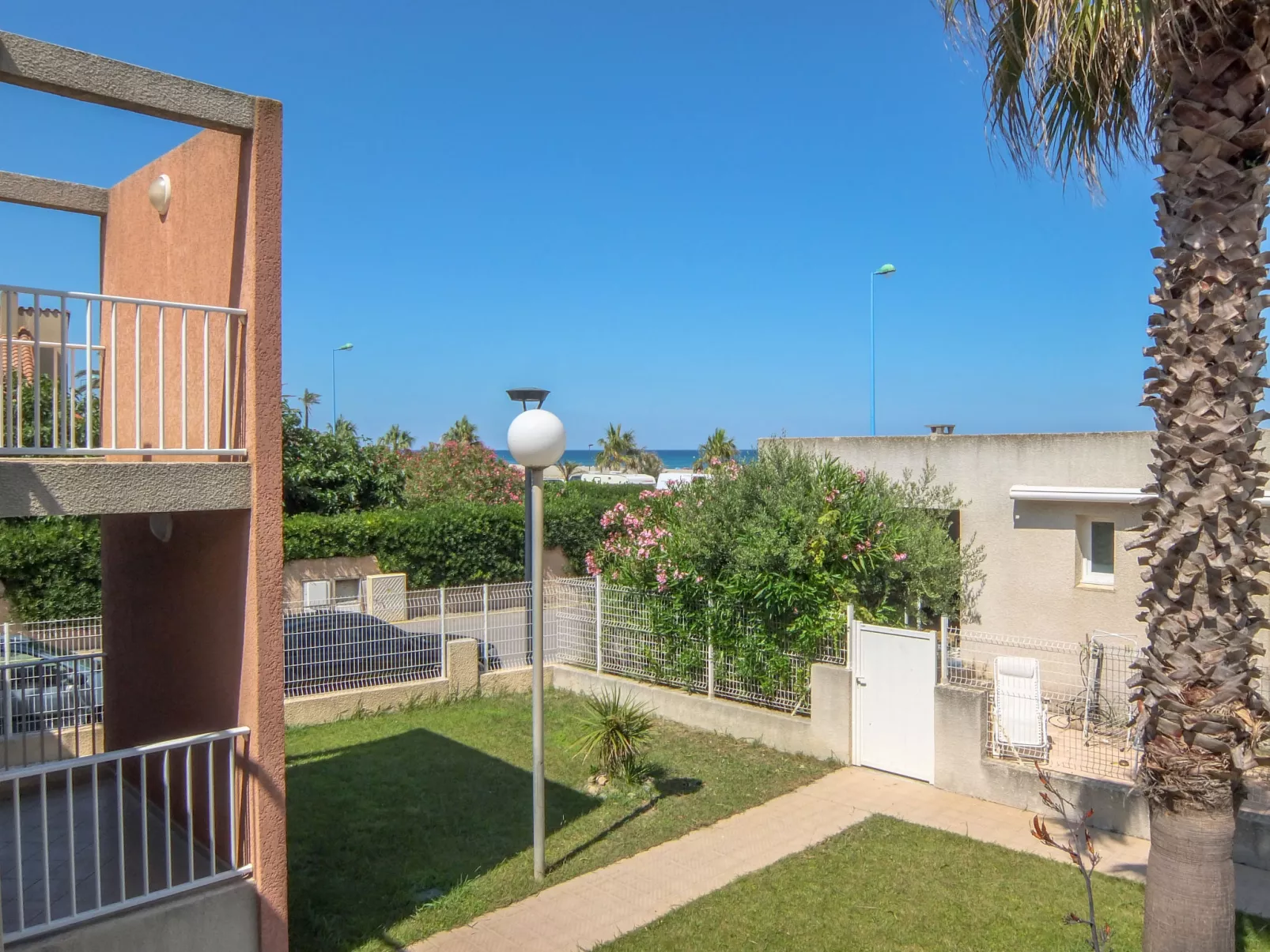 Les Flots Cypriano-Outside