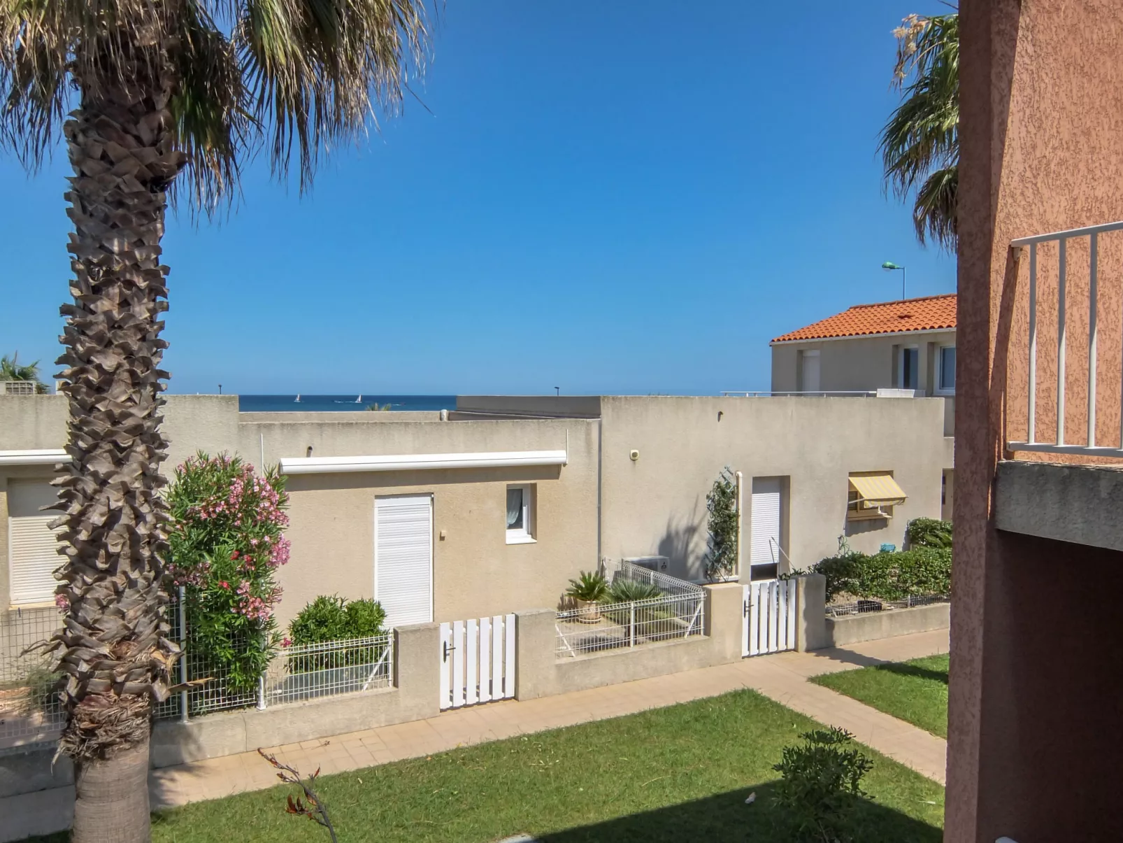 Les Flots Cypriano-Outside