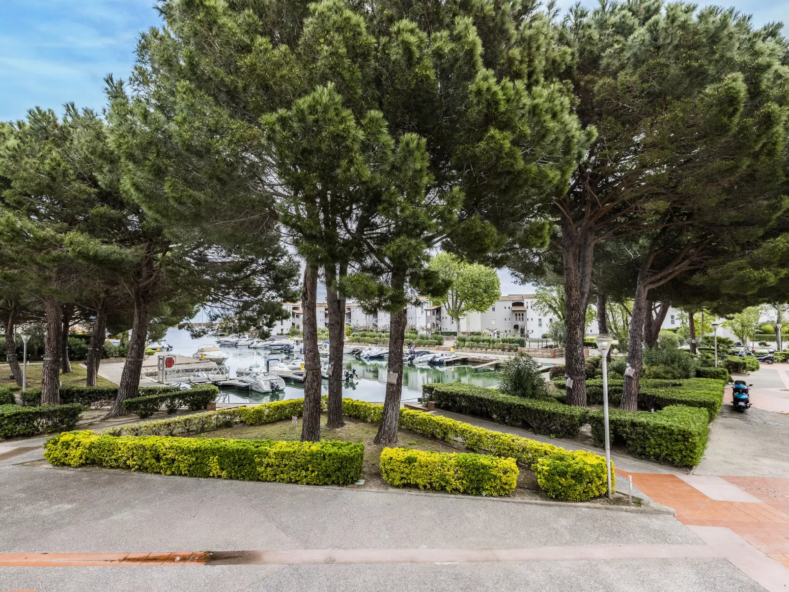 Port d'Attache-Outside