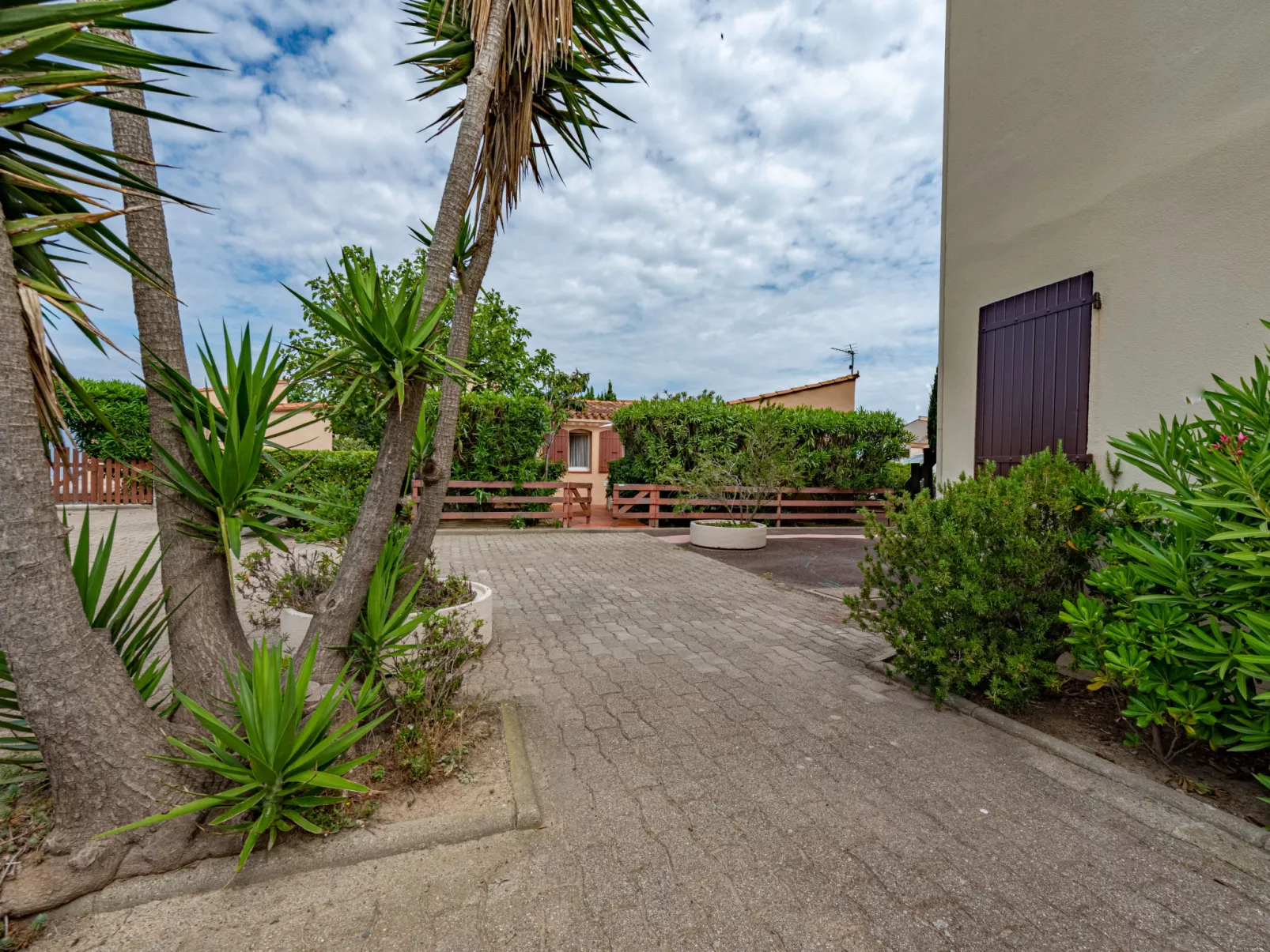 Le Hameau des Capellans-Outside