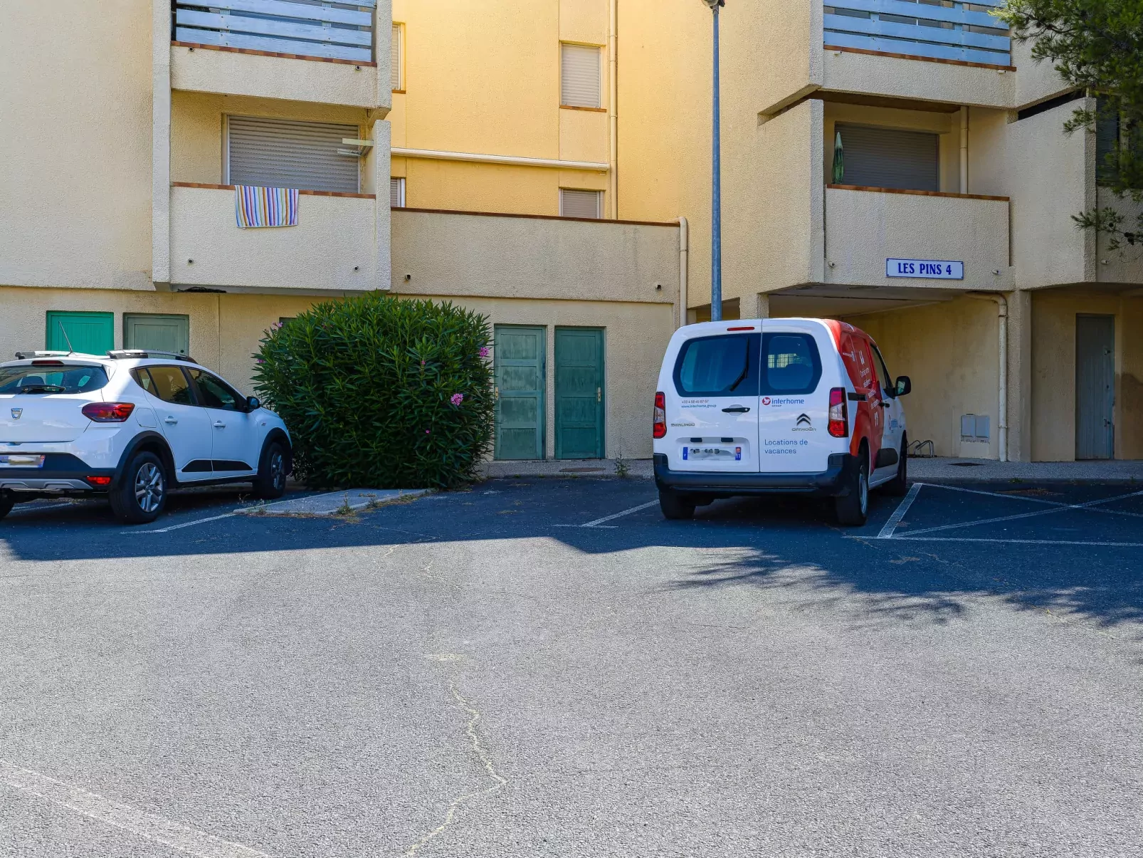 Les Pins-Outside