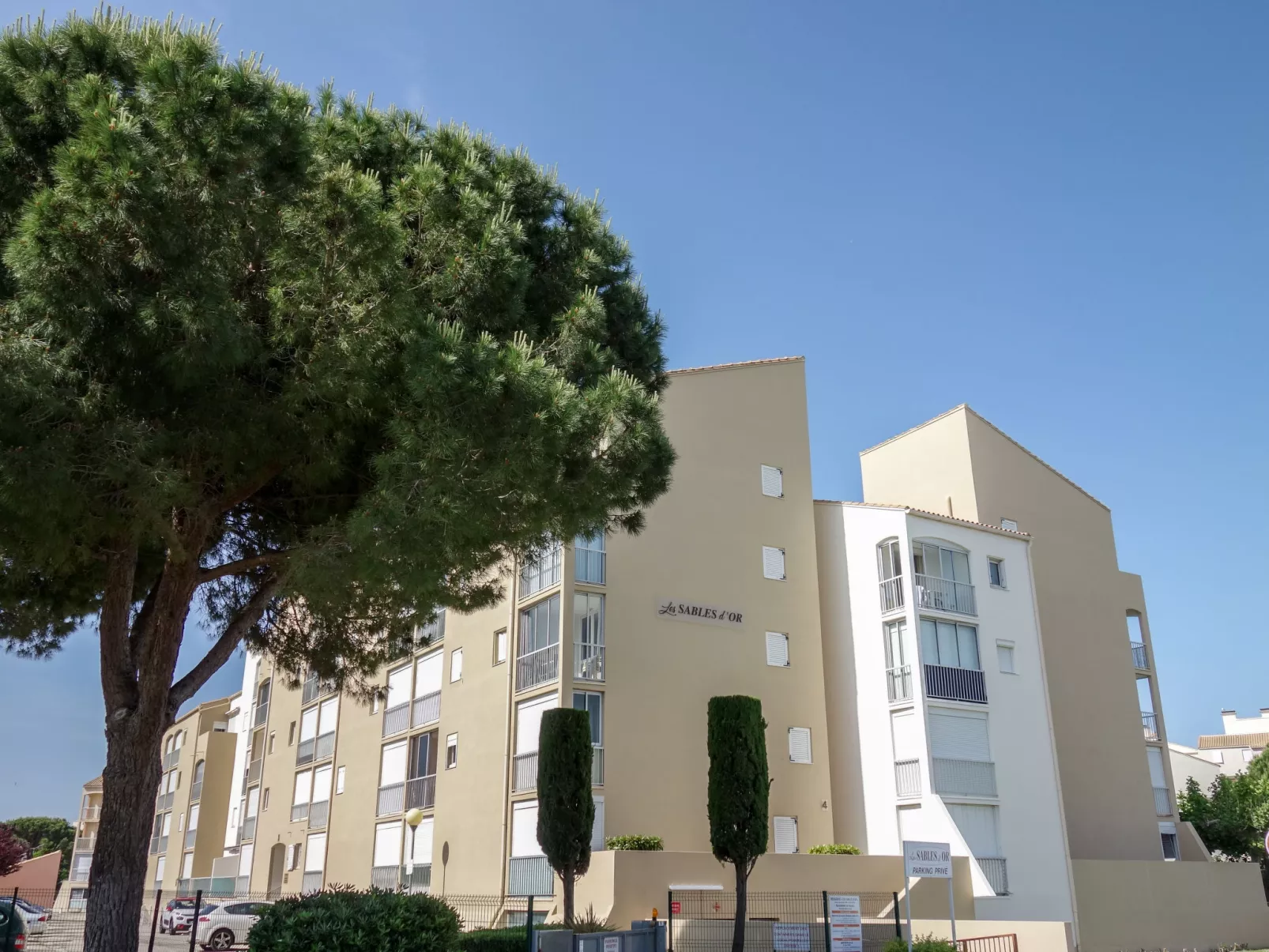 Les Sables d'Or-Outside
