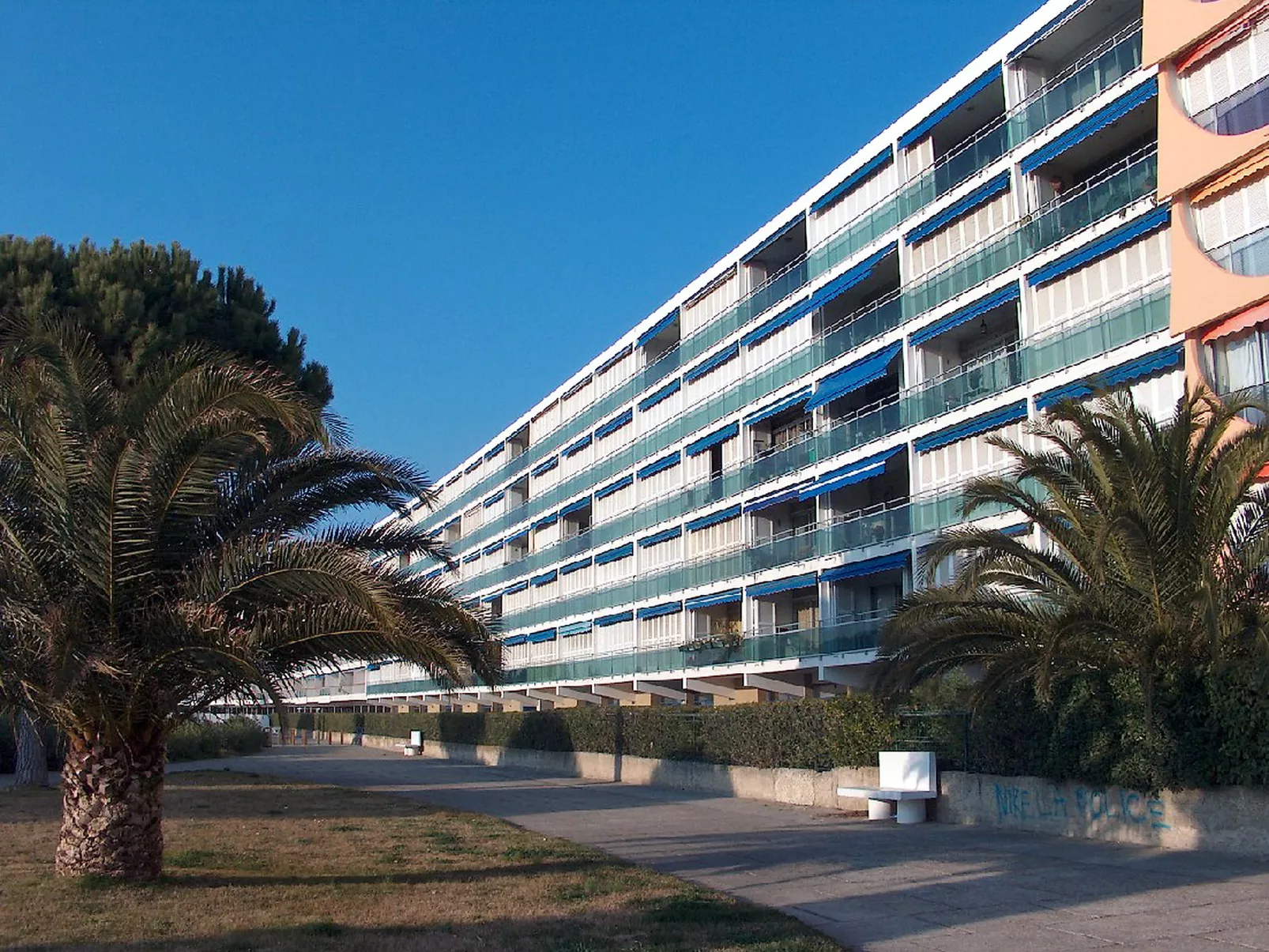 Le Mireille-Outside