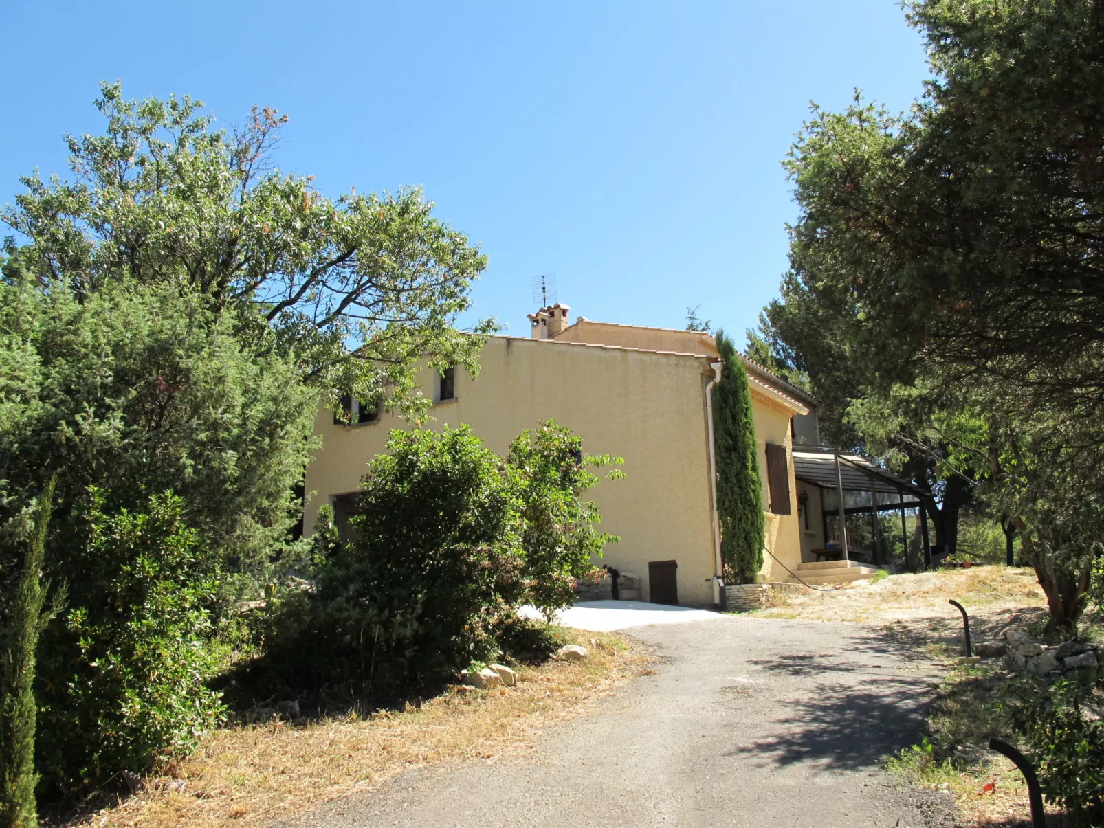 Les Garrigues d'Ozilhan-Outside