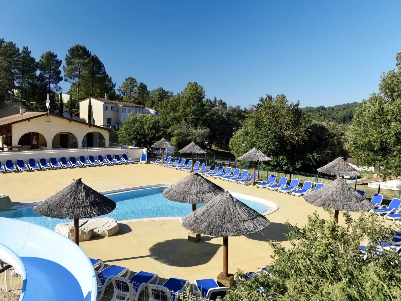 Les Hauts de Salavas-Outside