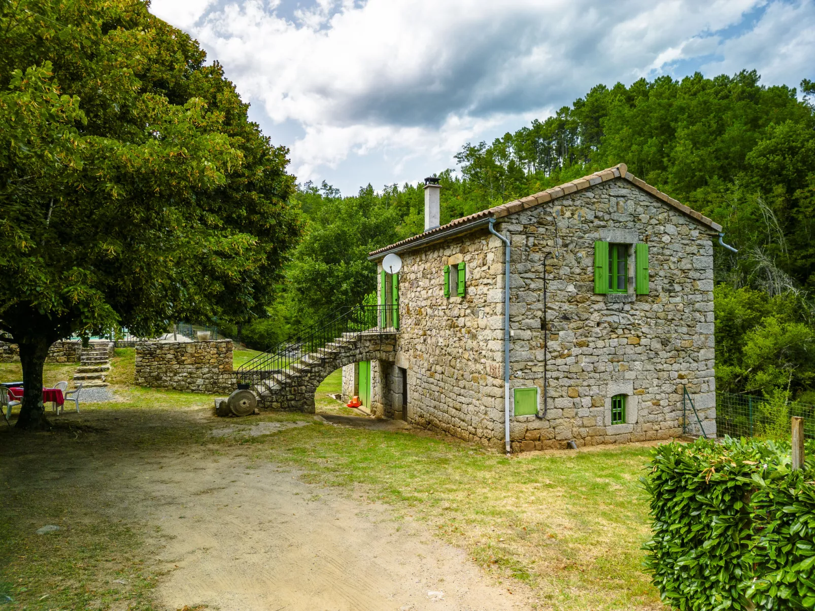 Le Moulin-Outside