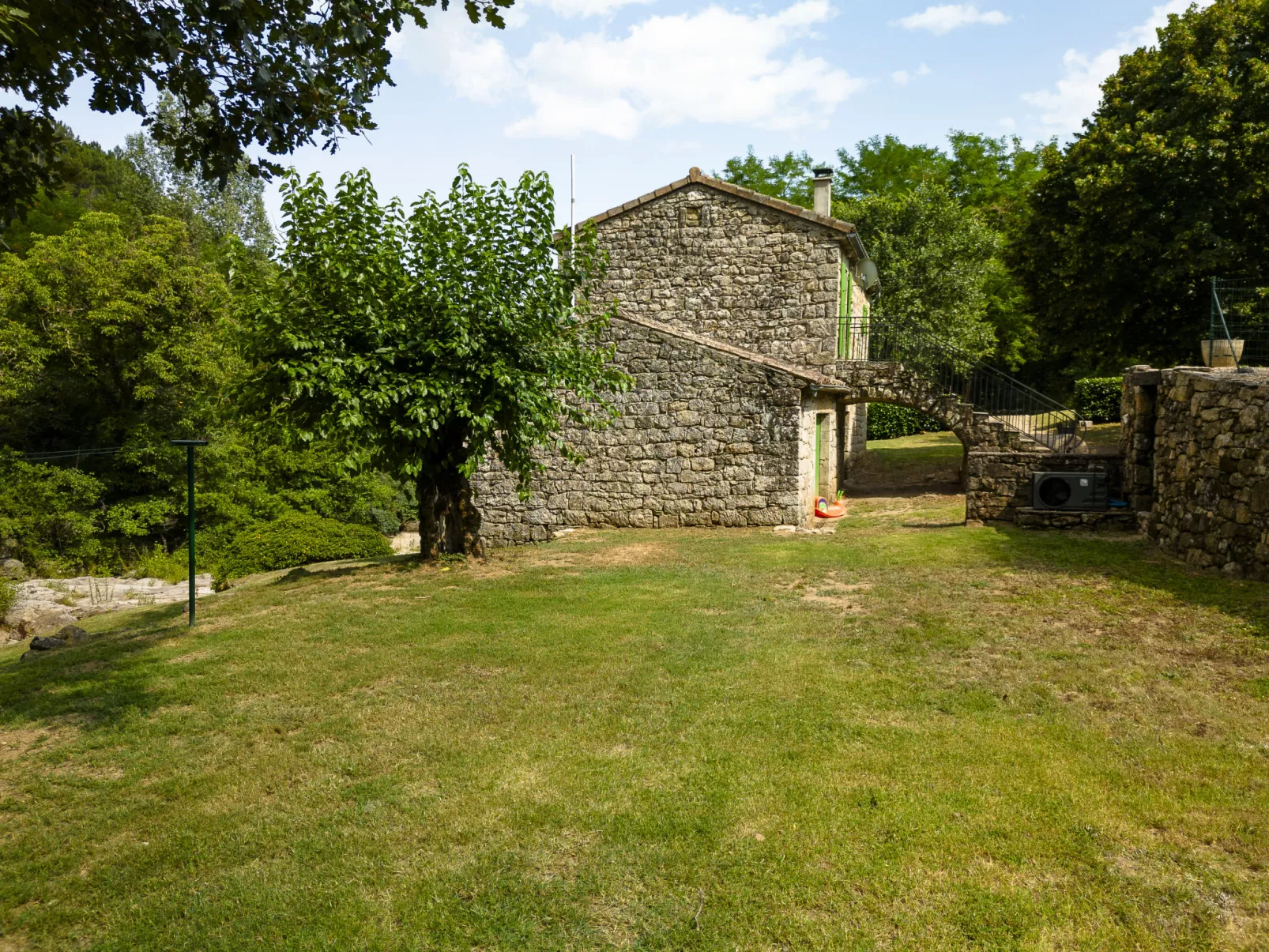 Le Moulin-Outside