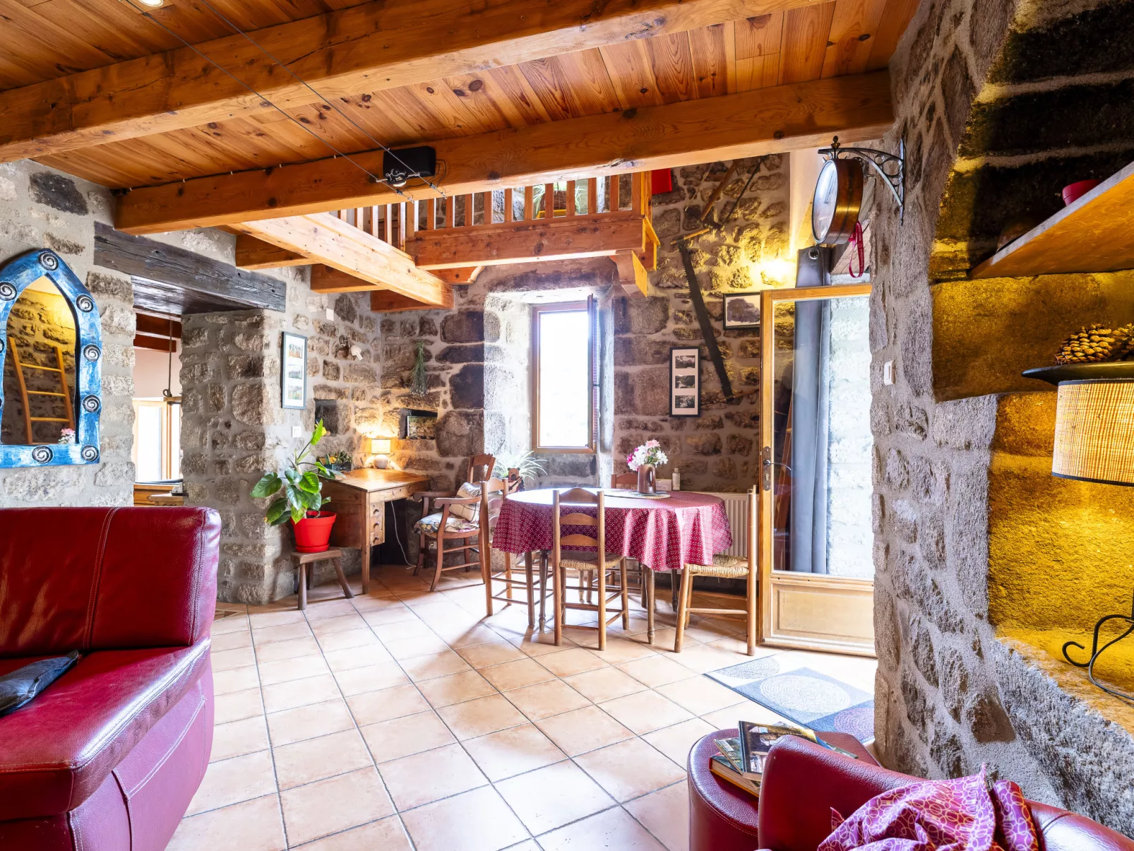 Le Rouge Borne-Inside