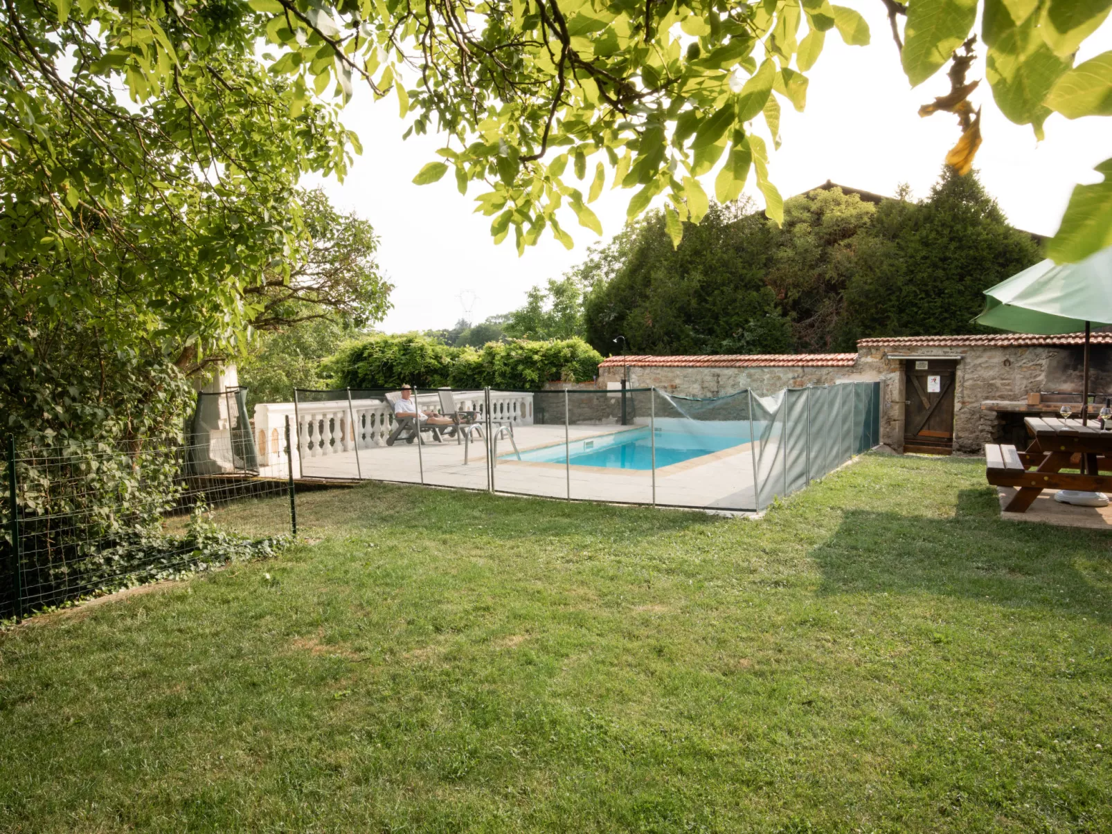 Le Noyer-Outside