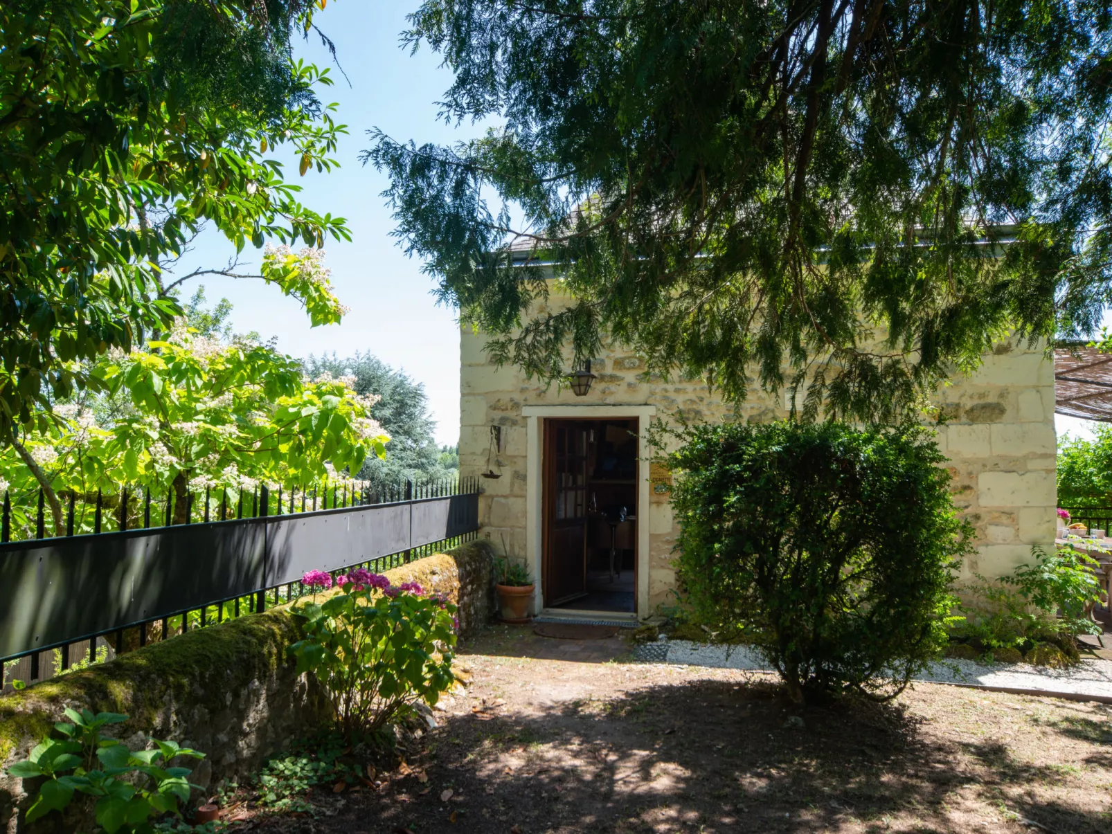 Le Pigeonnier-Outside