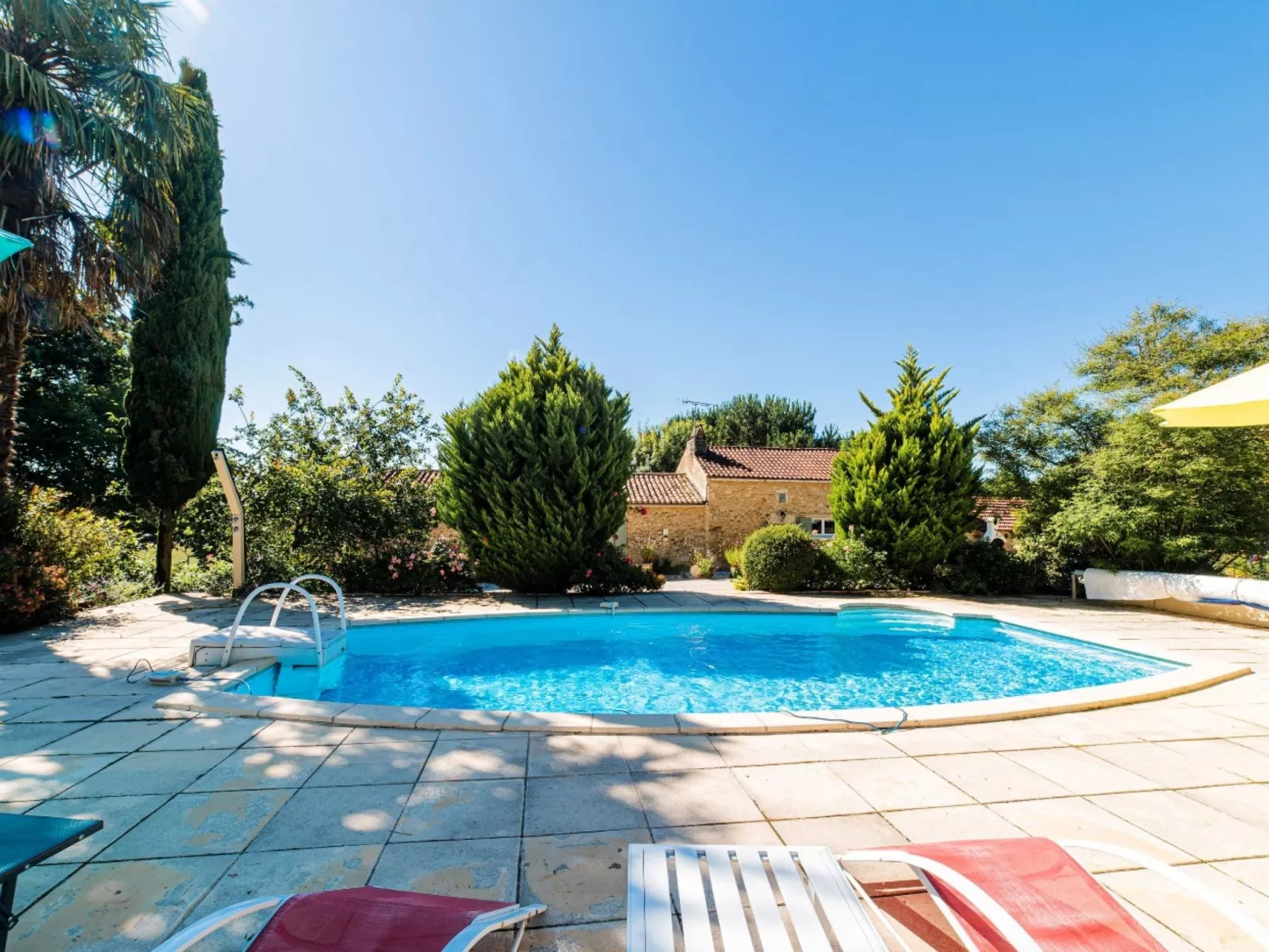 Le Coustal-Outside